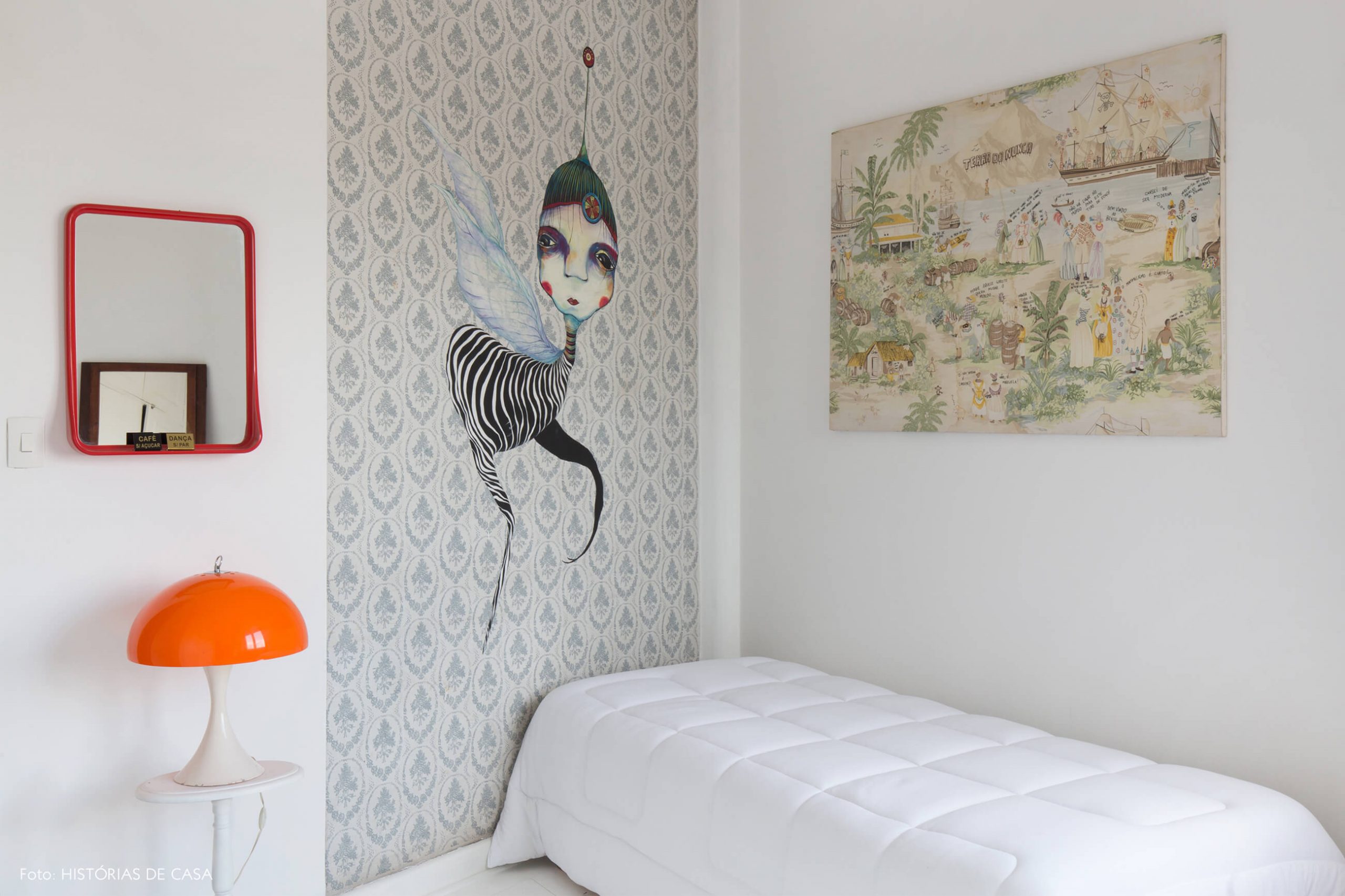 quarto-com-papel-de-parede-e-ilustração