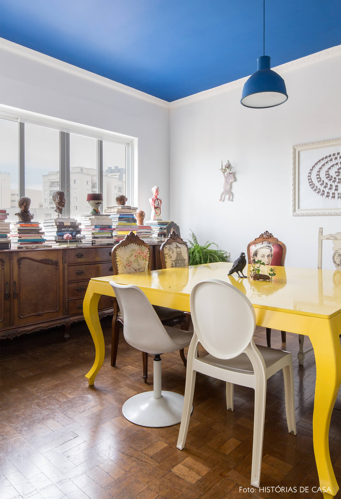 sala-jantar-com-mesa-amarela-e-teto-azul