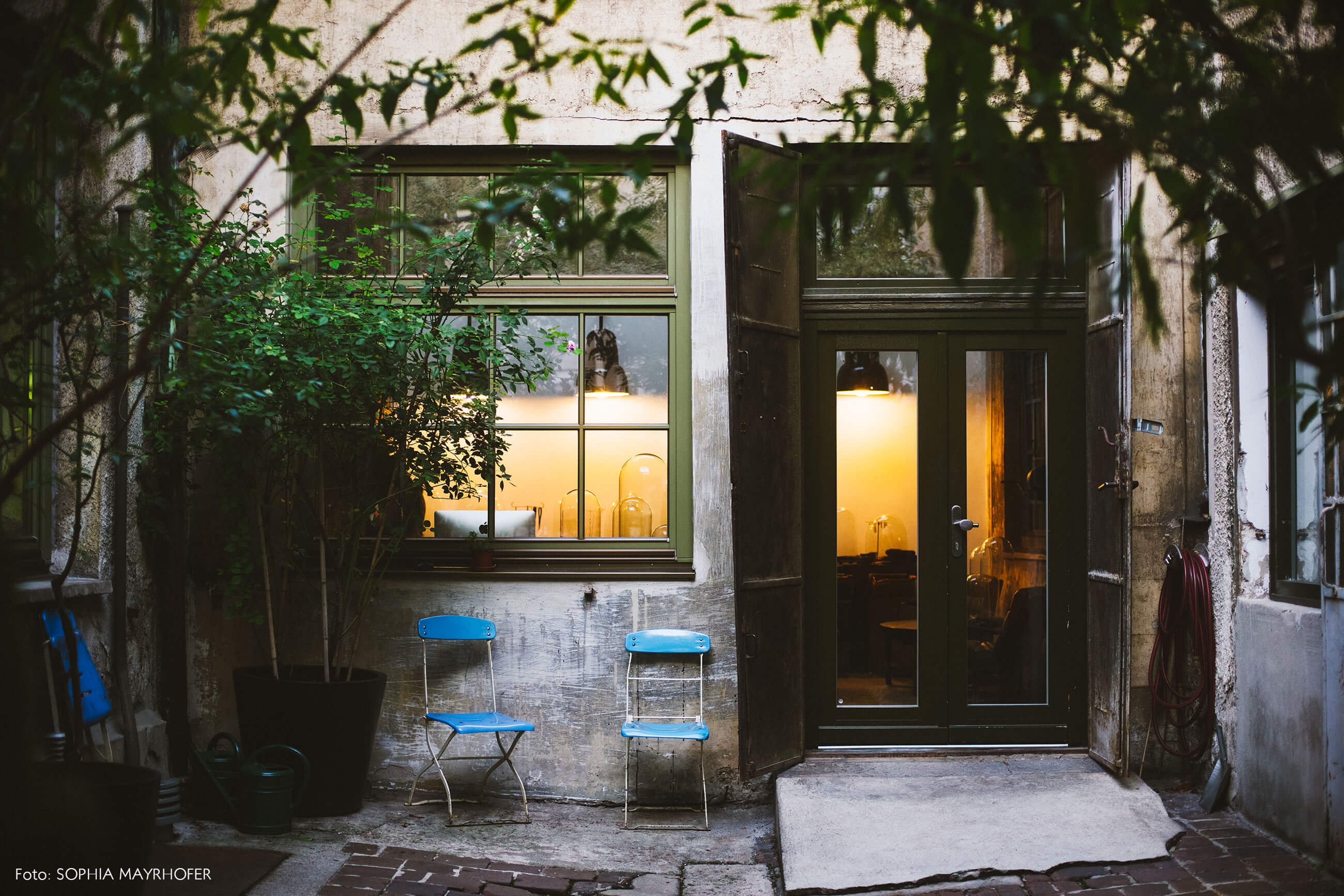 arquitetura-com-cadeiras-azul