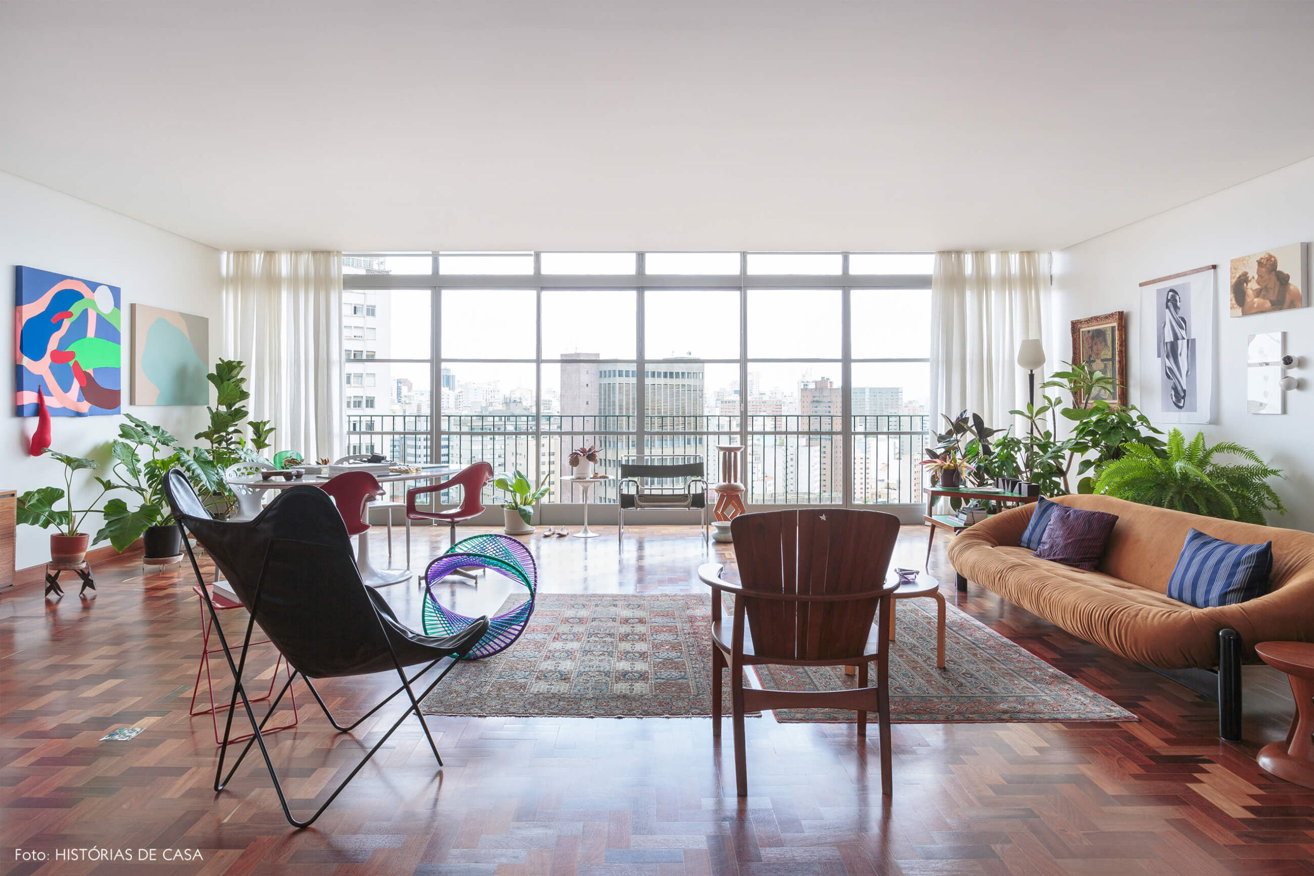 sala-com-jaela-grande-plantas-e-sofa-amarelo