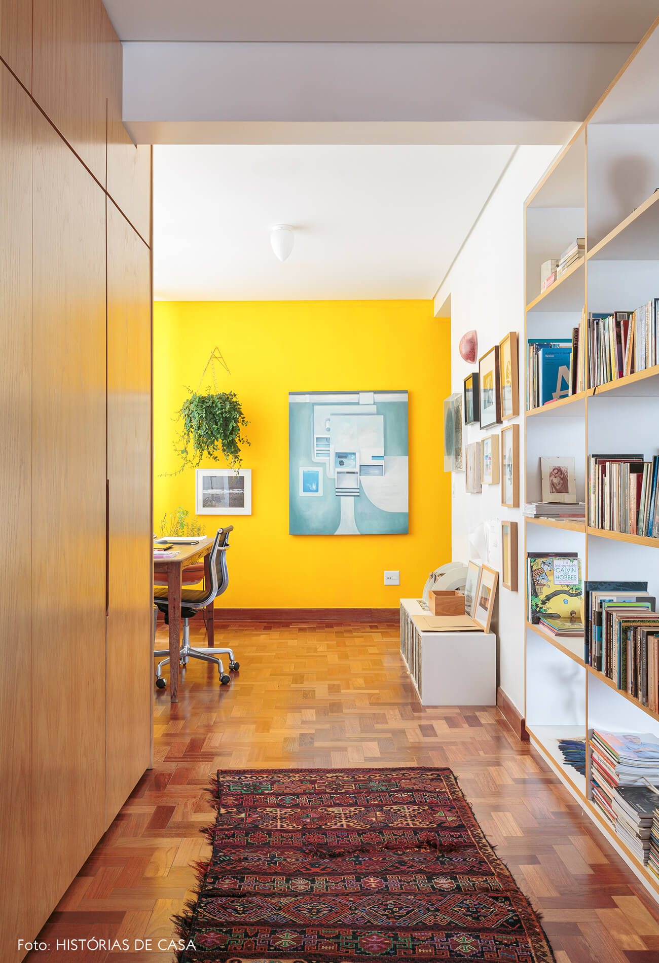 home-office-parede-amarela-e-armarios-madeira.