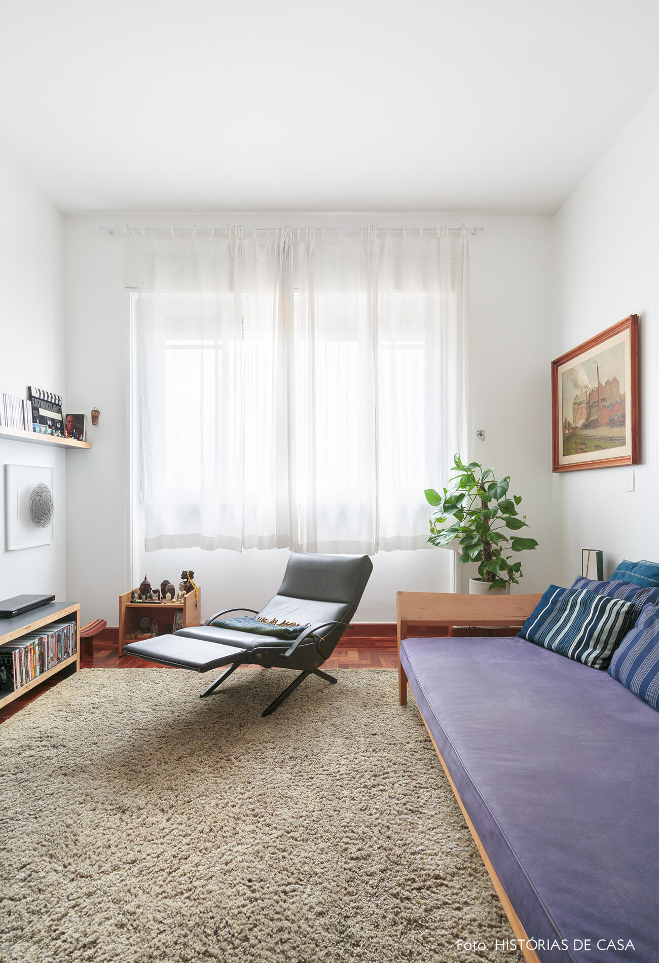 sala-tv-com-sofa-azul-e-poltrona-couro