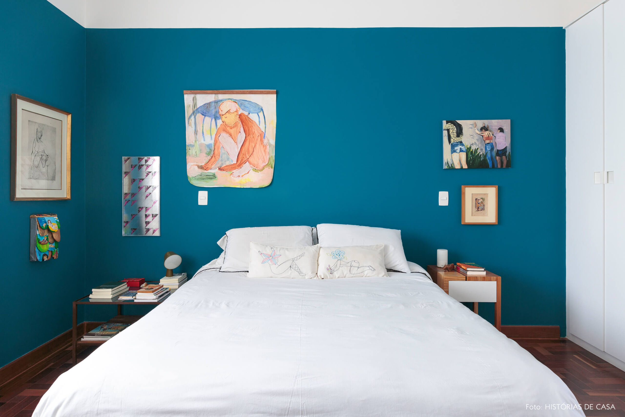 quarto-parede-azul-obras-arte