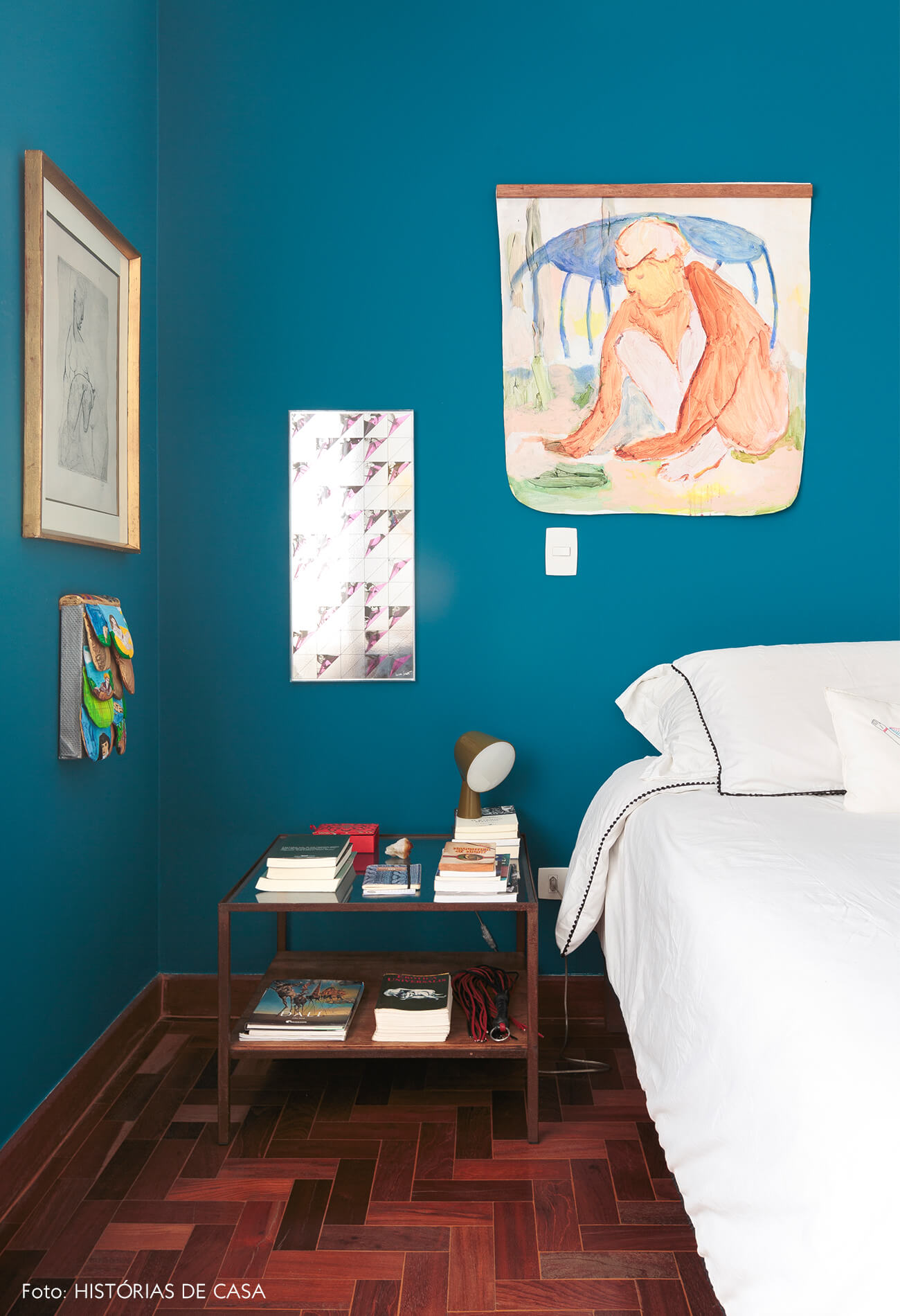 quarto-com-parede-azul-e-obras-arte