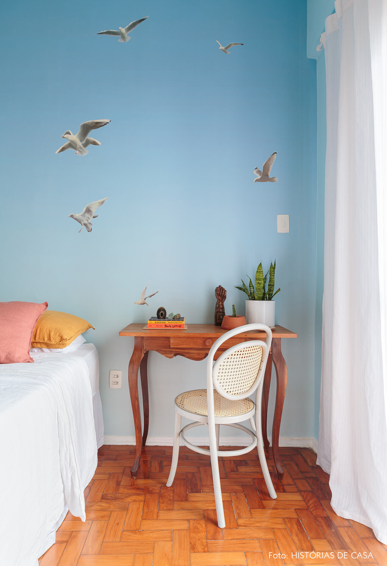 quarto-com-papel-de-parede-azul