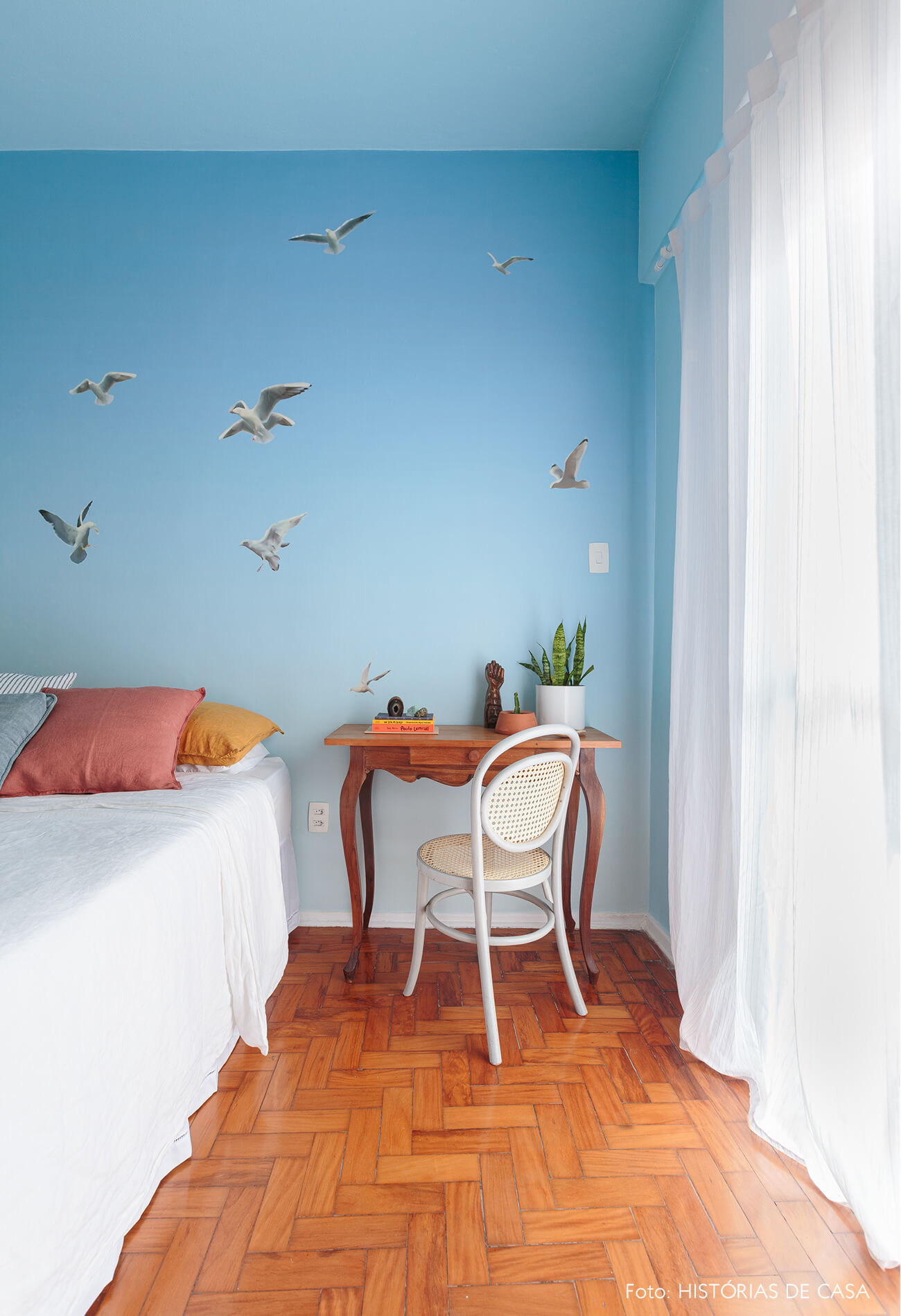 quarto-com-papel-de-parede-azul