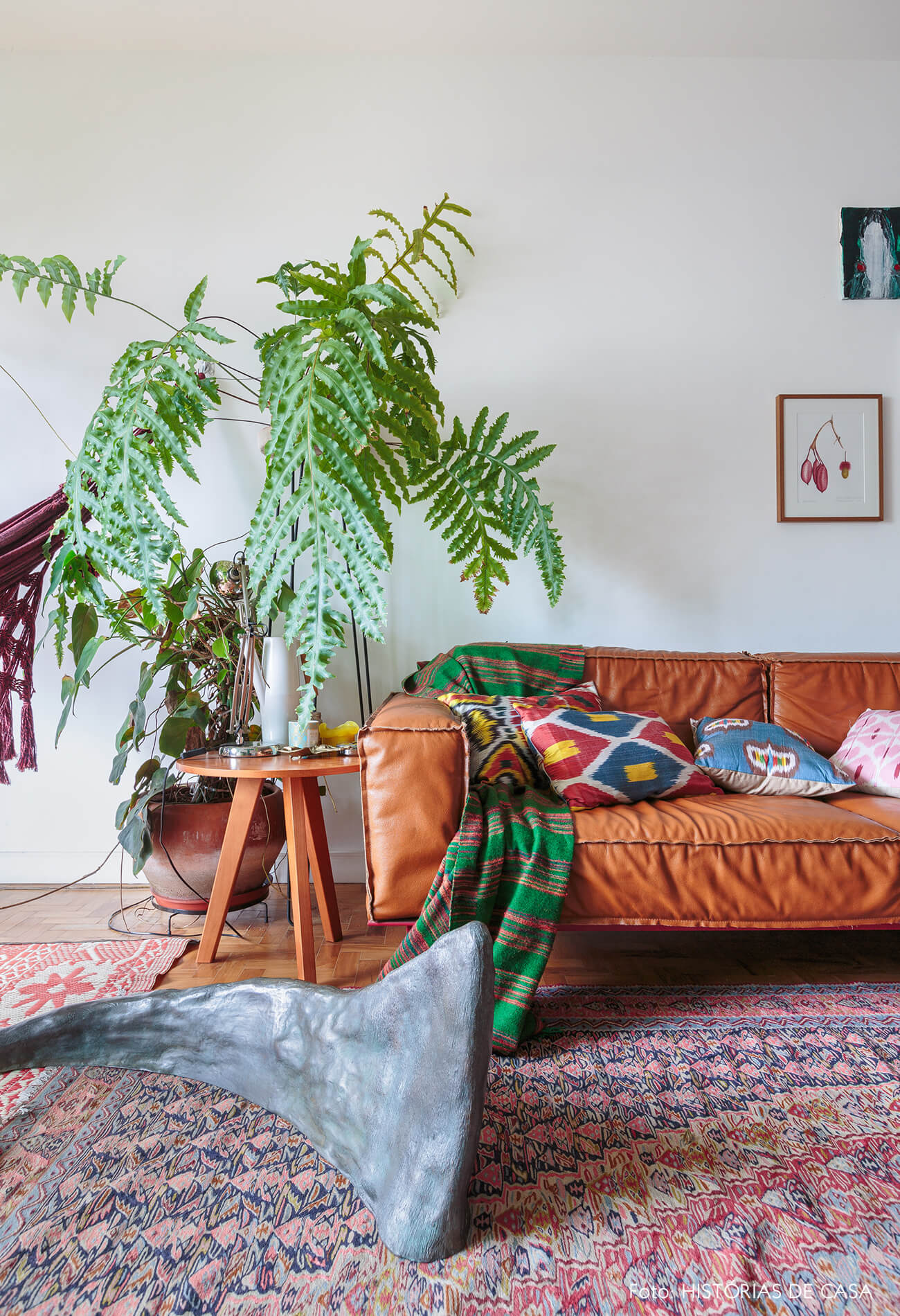 decoração sala com sofá de couro e tapete estampado