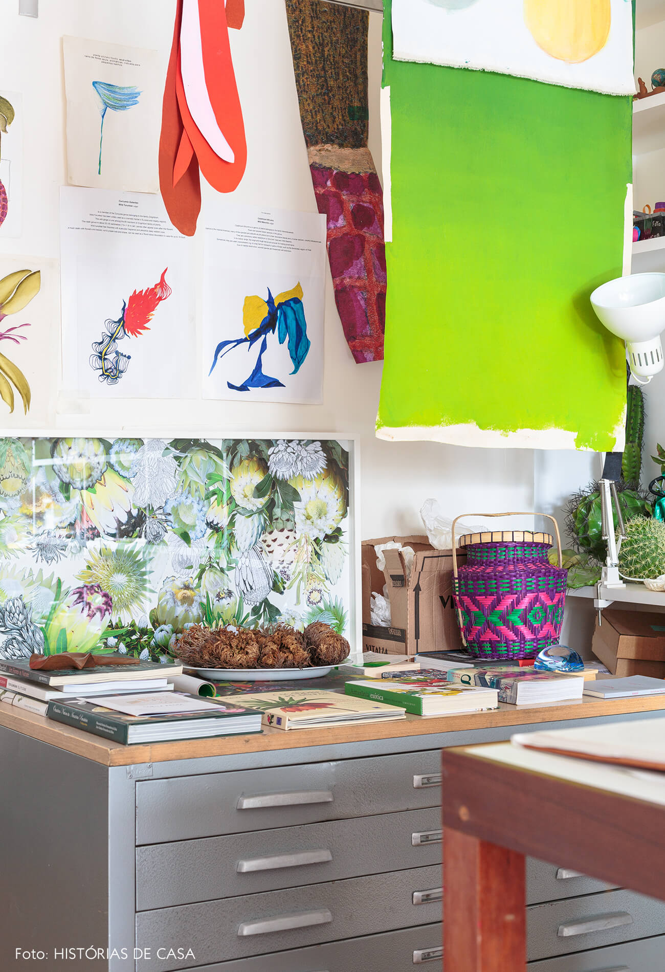 decoração atelie com muitas obras arte