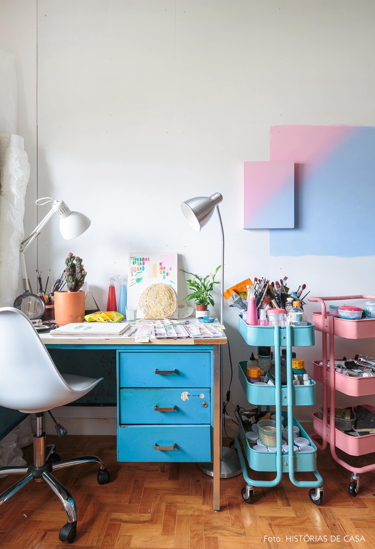 decoração atelie com carrinhos azul e rosa