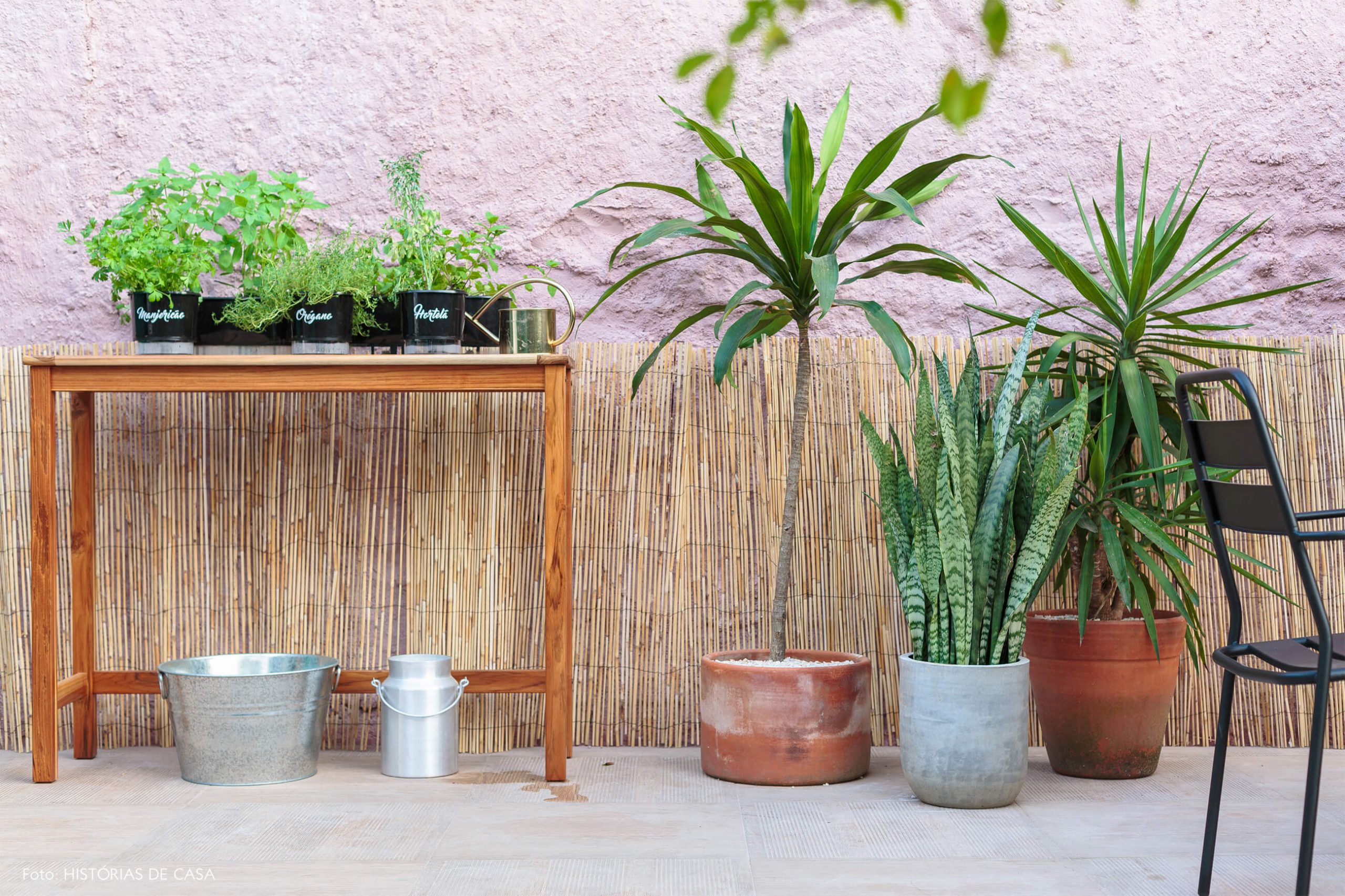 decoração antes e depois jardim leroy merlin plantas e mesa de madeira