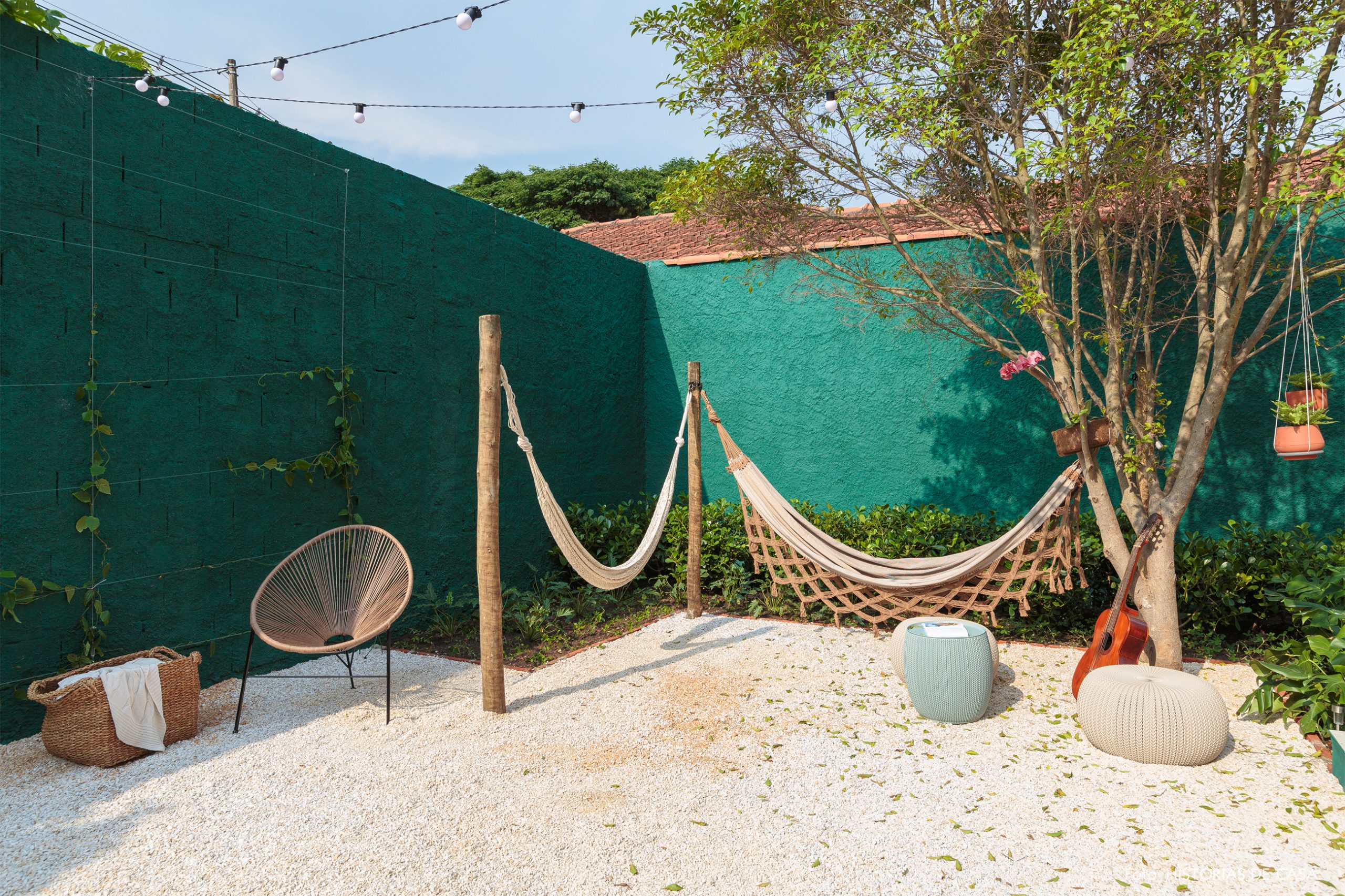 decoração antes e depois jardim leroy merlin parede verde cadeira acapulco e redes