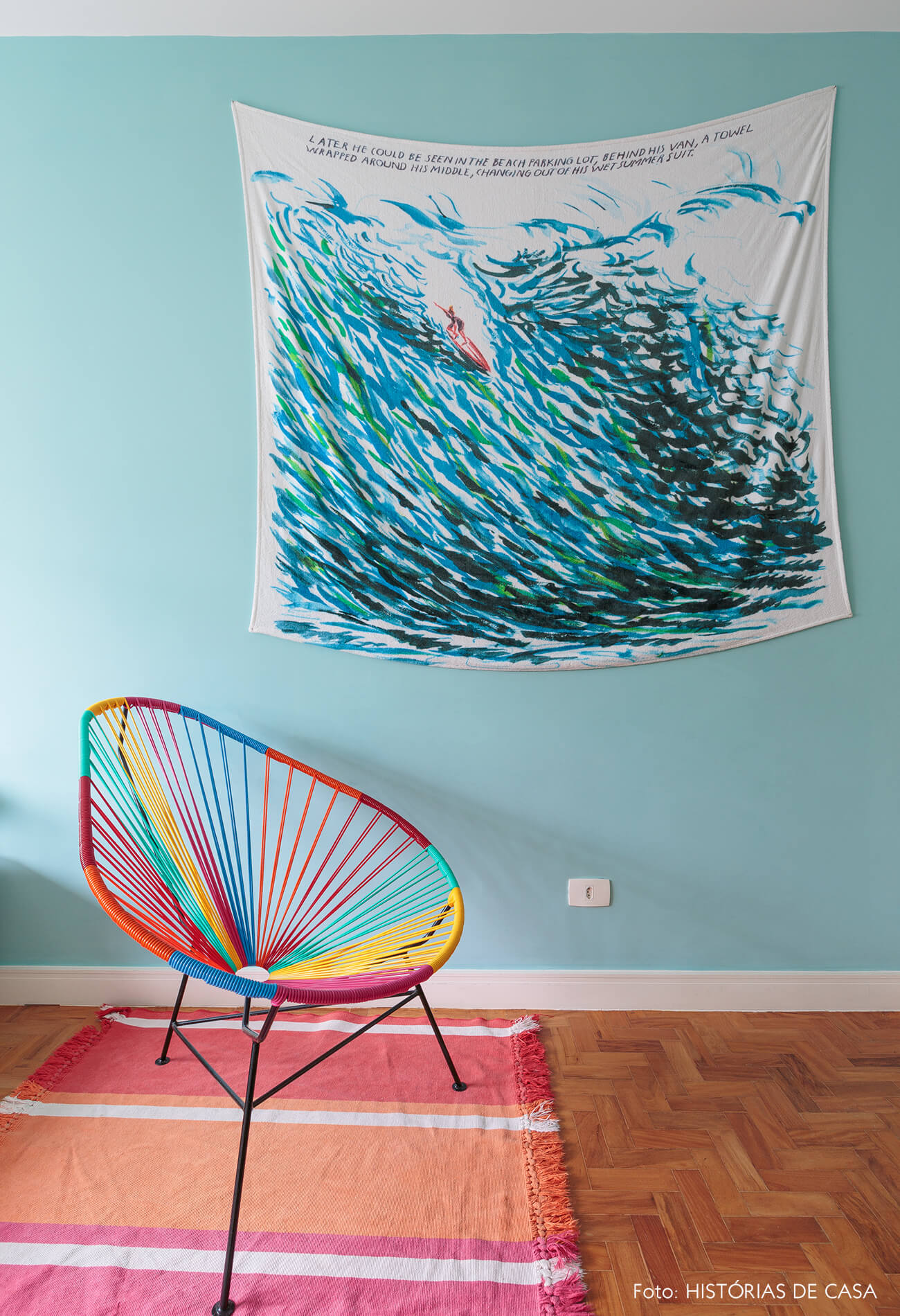 decoração quarto com parede azul e cadeira acapulco