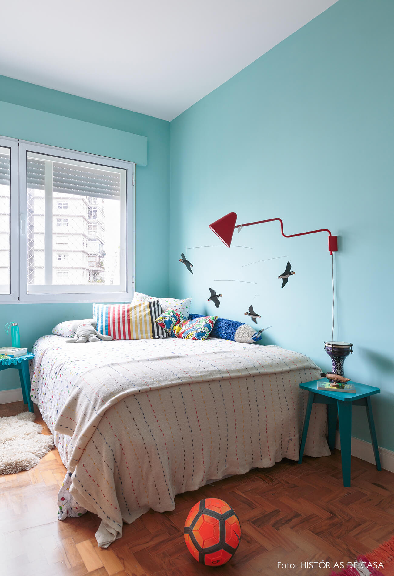 decoração quarto azul com mobile passaros