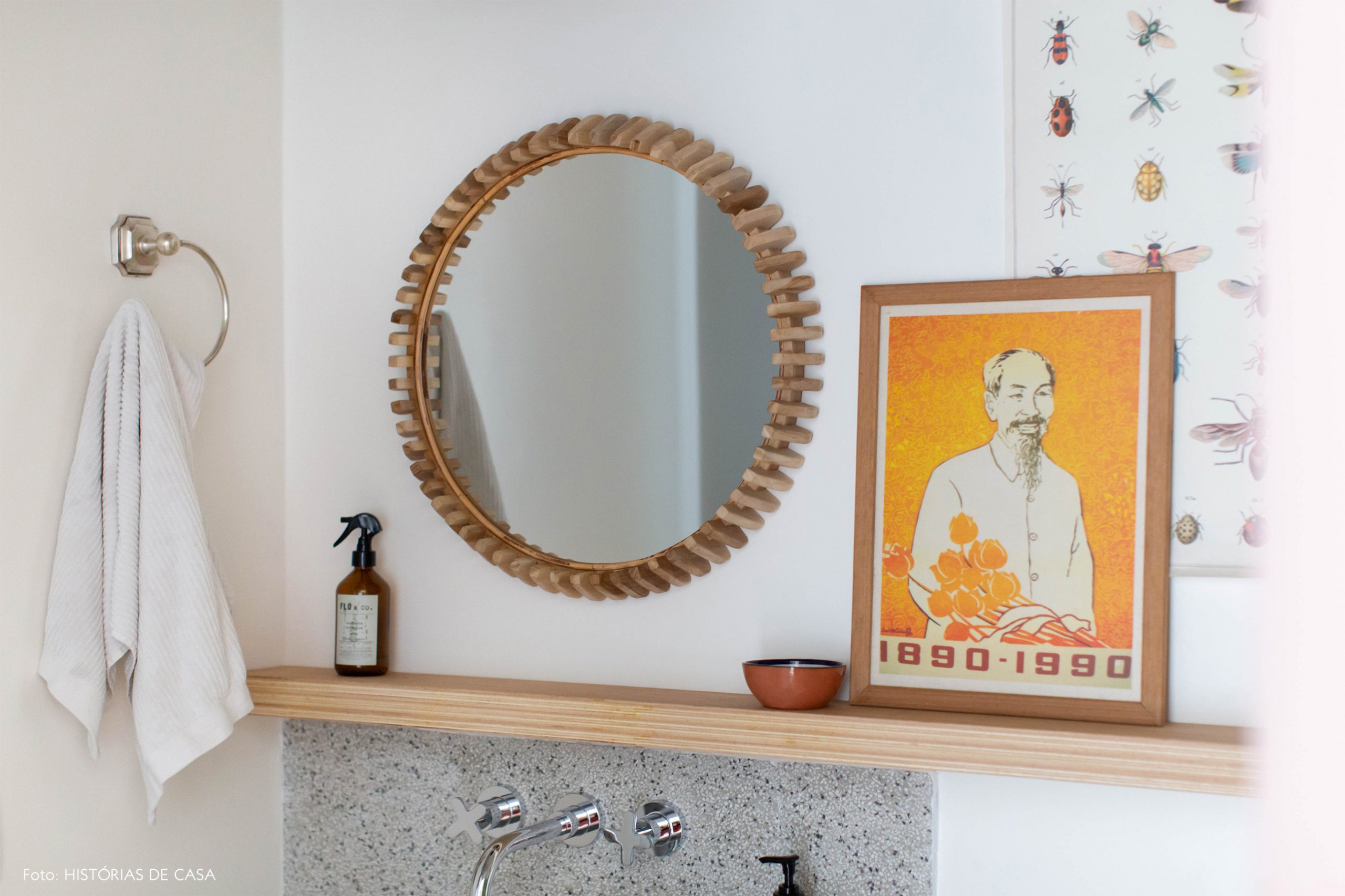 decoração banheiro com espelho redondo de madeira