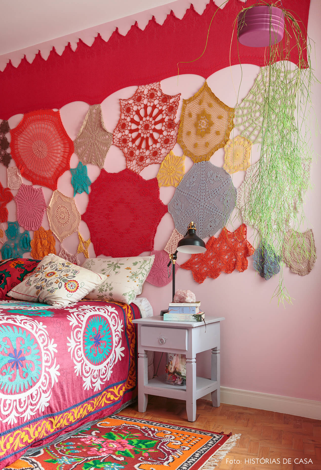 decoração quarto colorido com tapeçaria na parede rosa