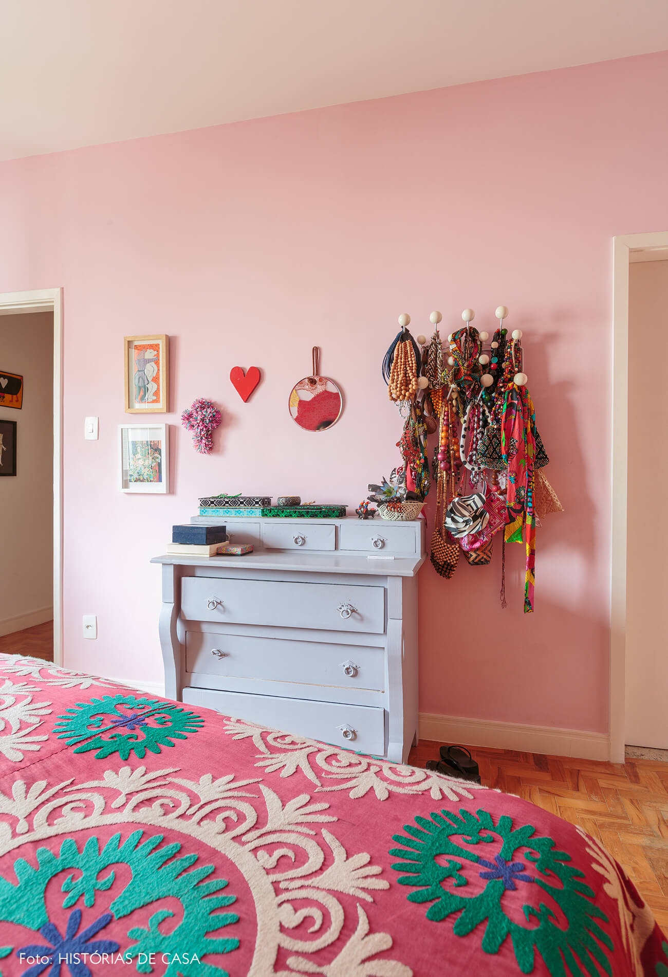 decoração quarto colorido com parede rosa