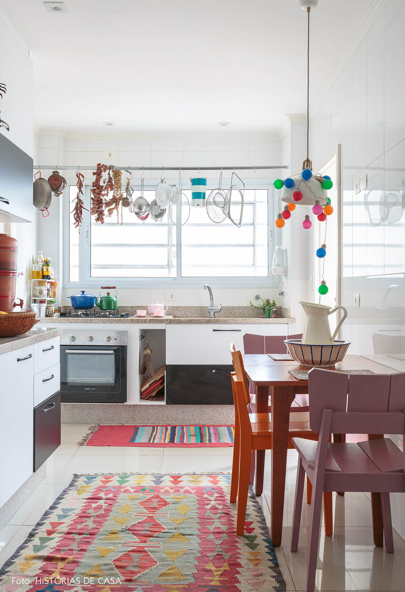 decoração cozinha colorida com tapete estampado e cadeira rosa
