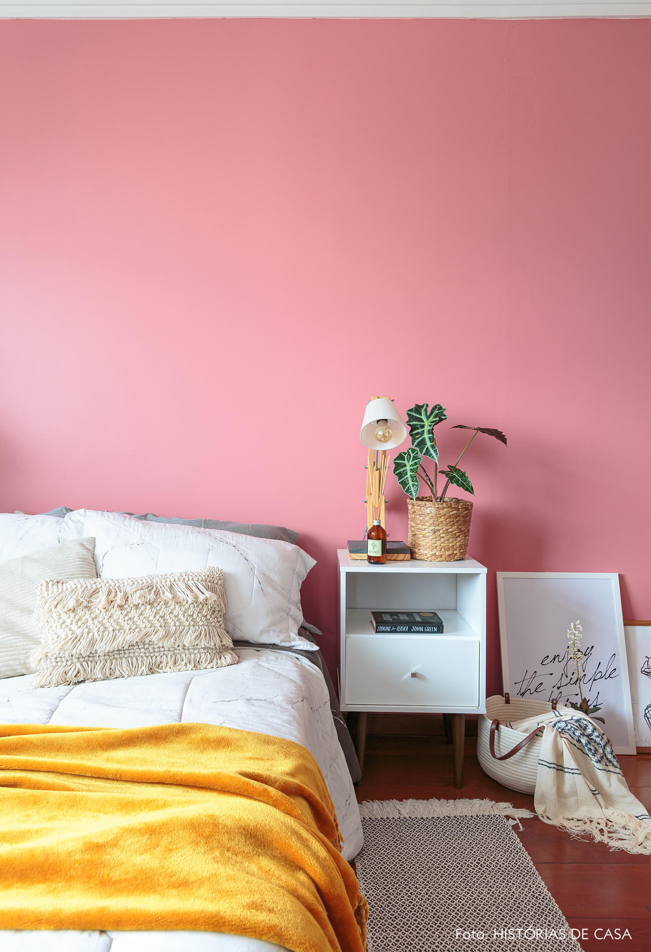 decoração quarto com parede rosa e mesa branca