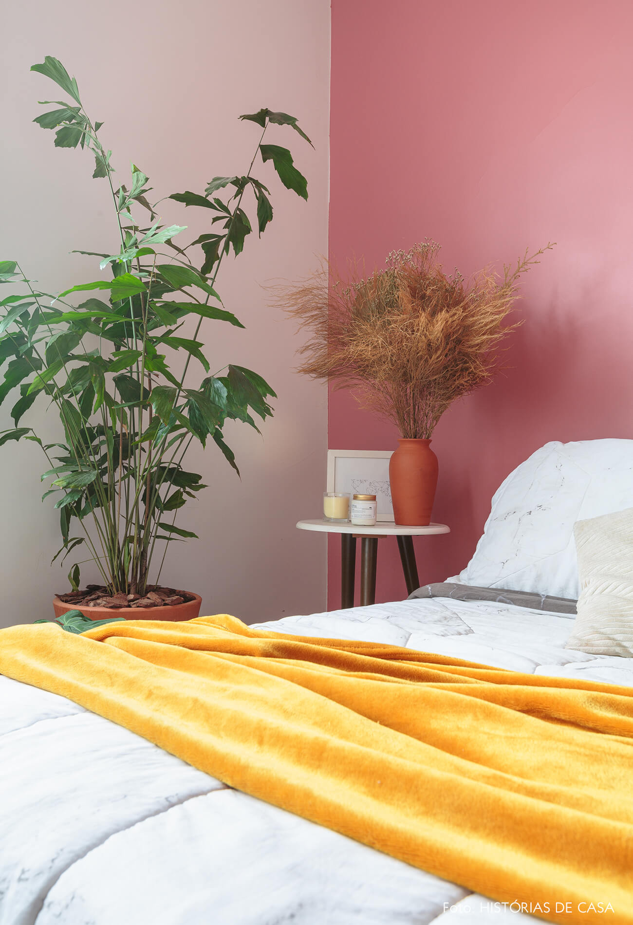 decoração quarto com parede rosa e plantas