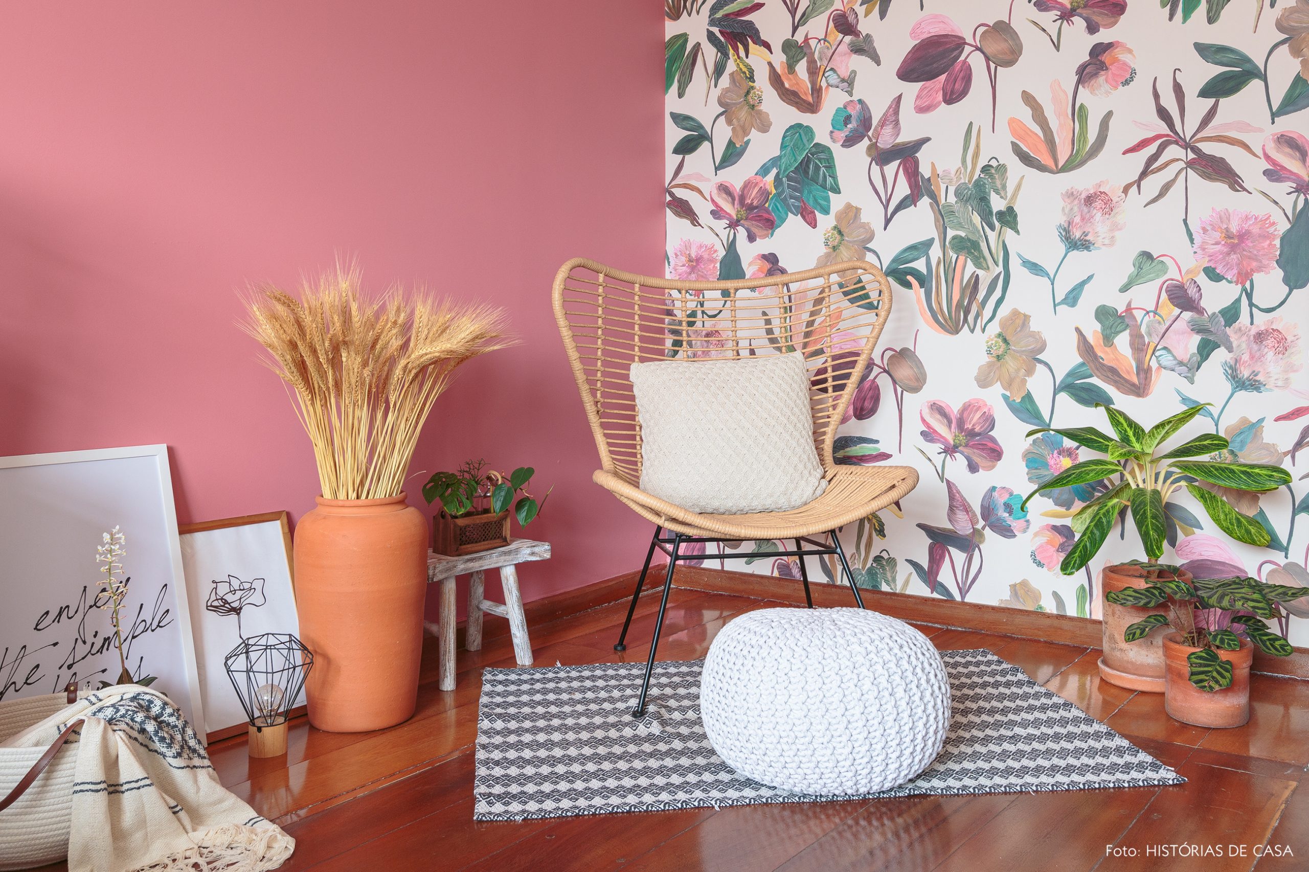 decoração quarto com parede rosa e papel de parede floral plantas e poltrona