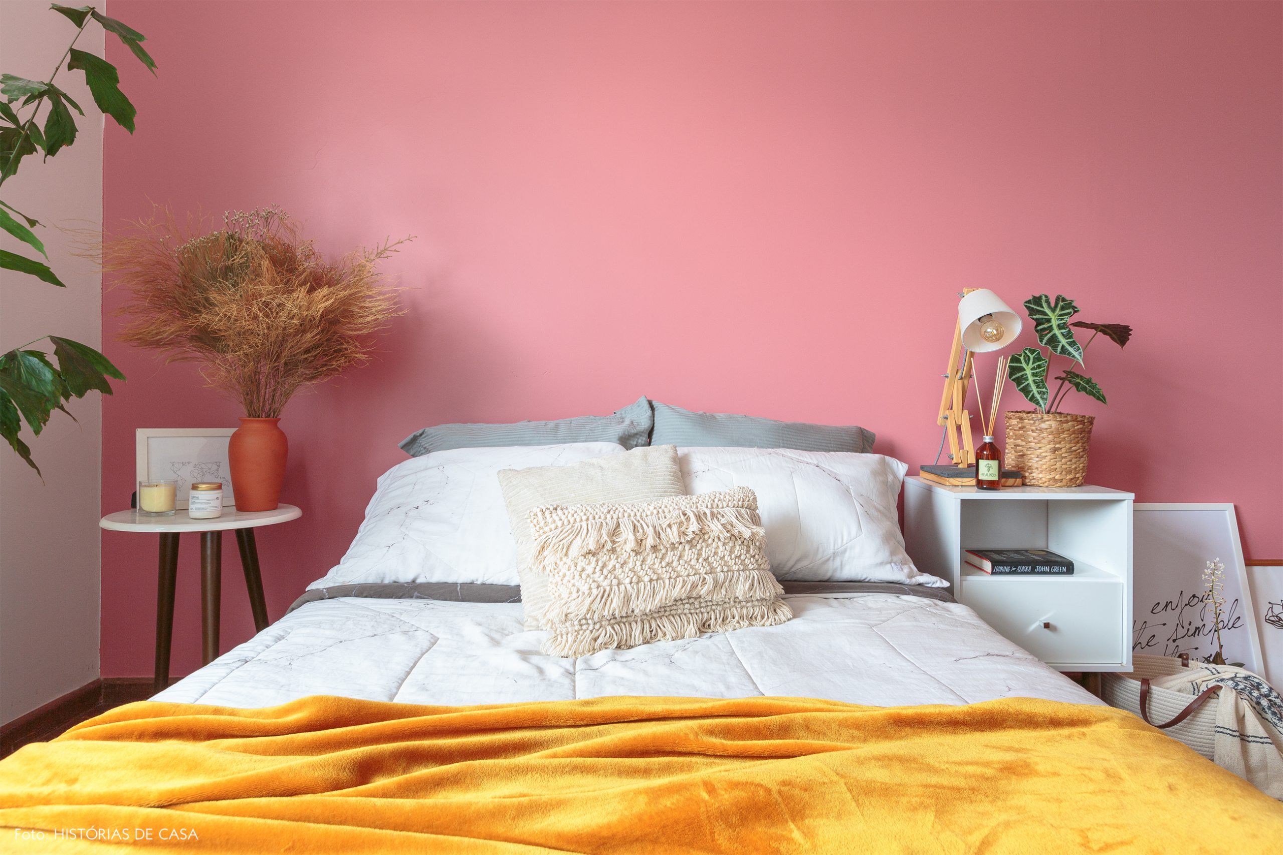 decoração quarto com parede rosa móveis brancos e cestos