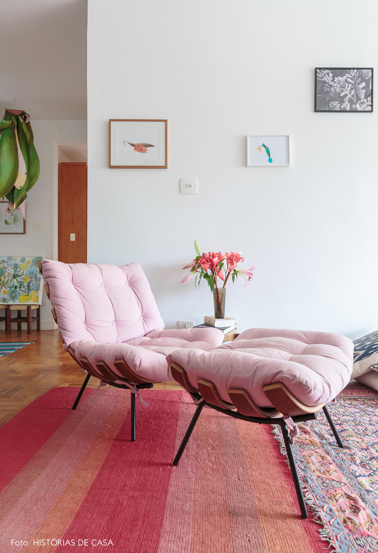 decoração sala com poltrona rosa