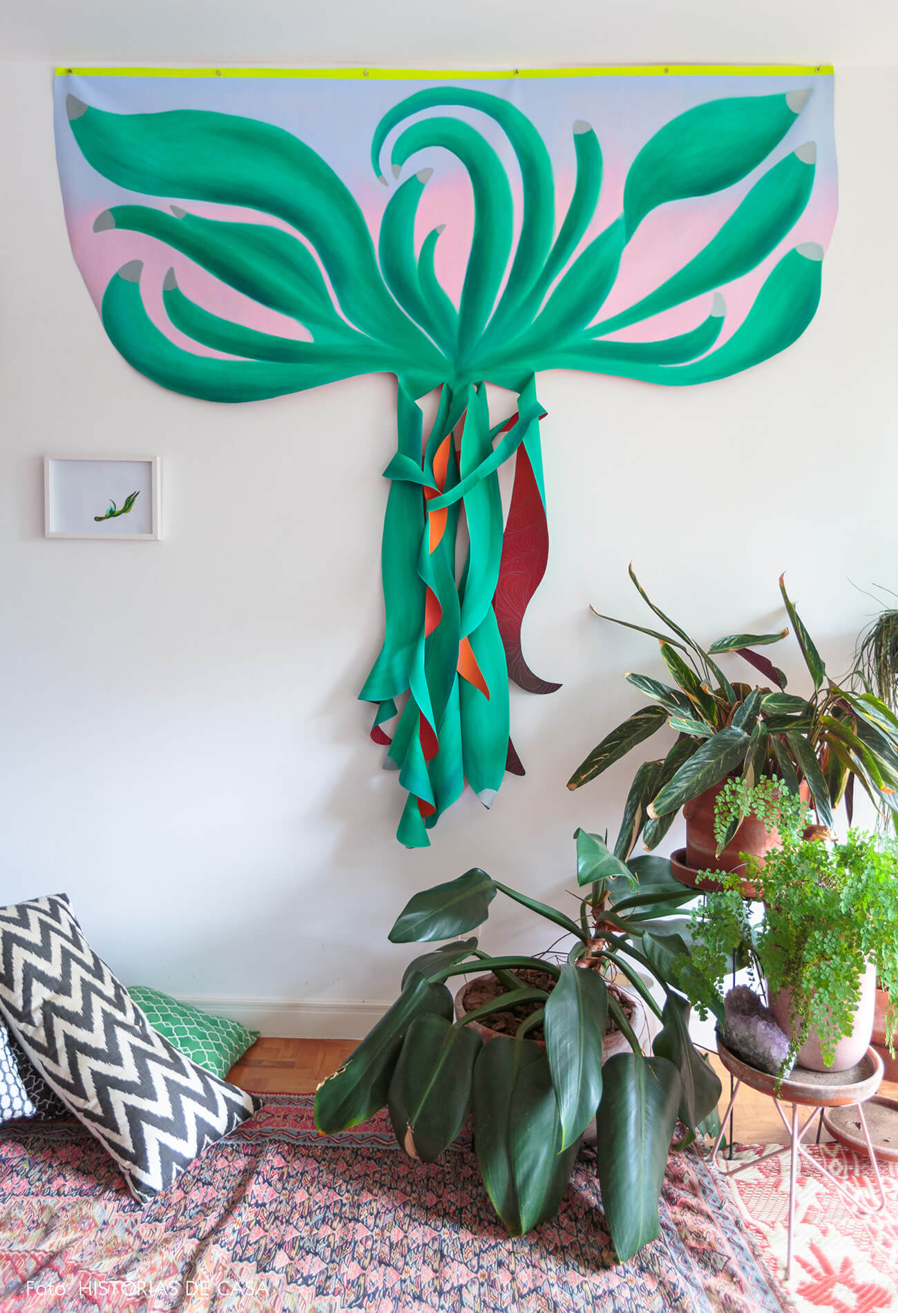 decoração sala com muitas plantas arte e almofadas