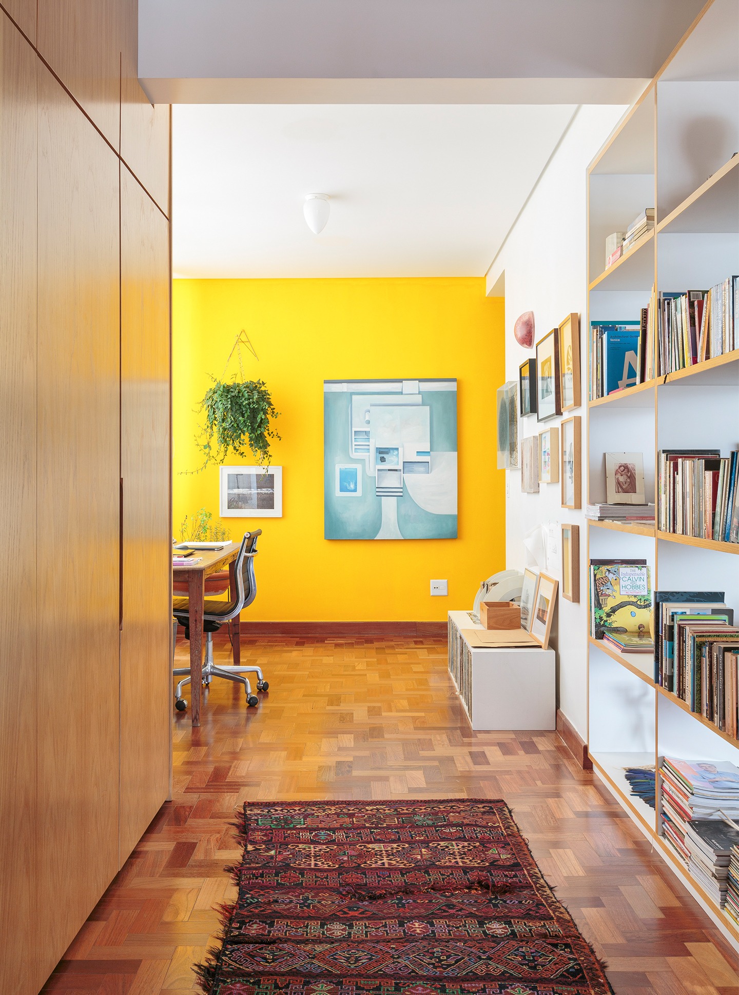 home-office-parede-amarela-e-armarios-madeira