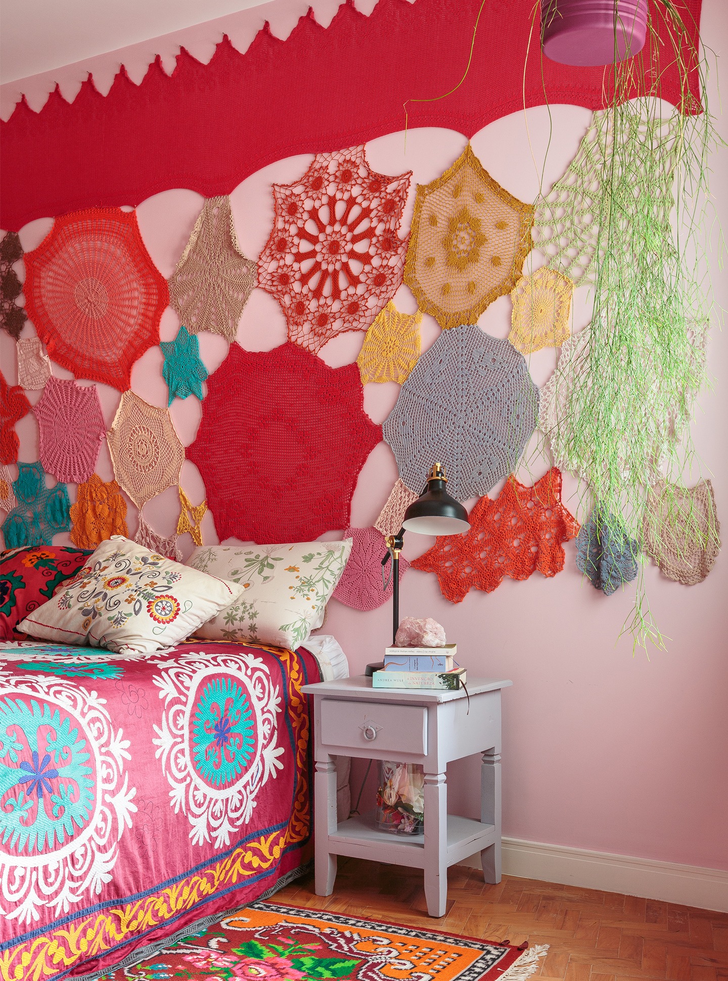 decoração quarto colorido com tapeçaria na parede rosa