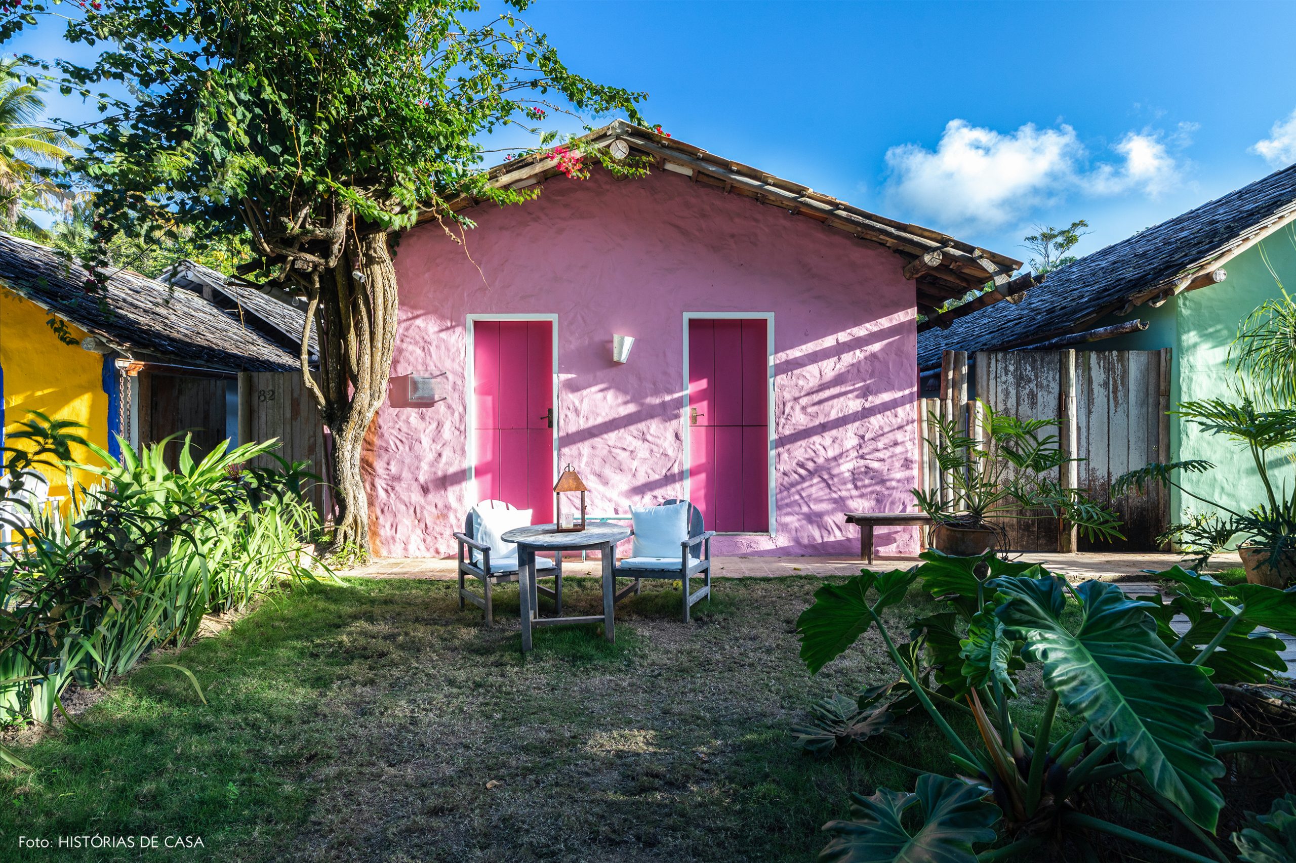 decoração Trancoso casa rosa e moveis de madeira