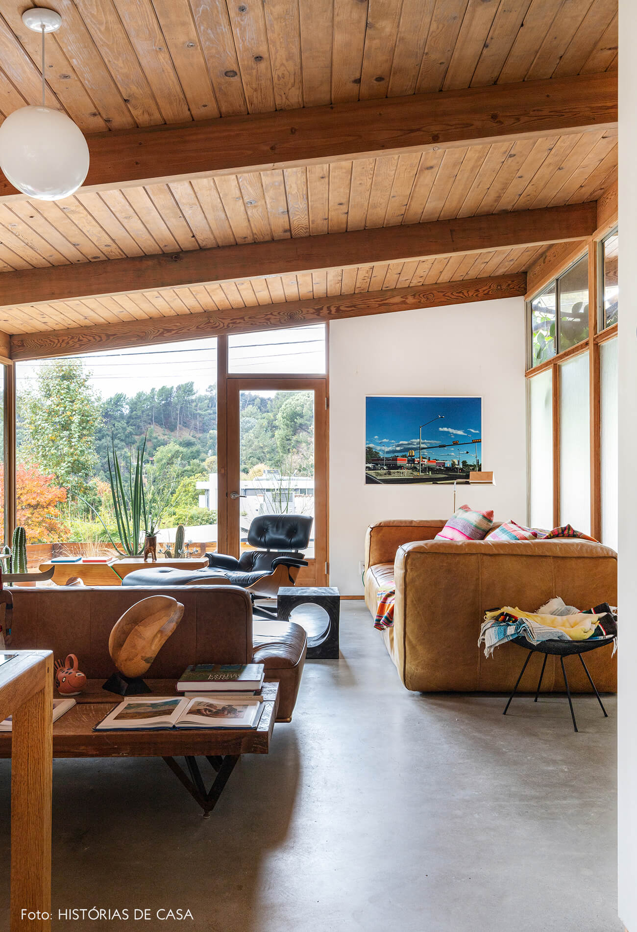 decoração casa de vidro e madeira sala com sofa e poltrona de couro mesa de madeira