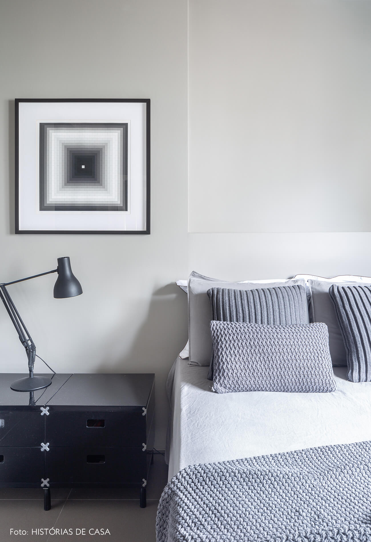 decoração quarto com paredes cinzas e mesa lateral preta