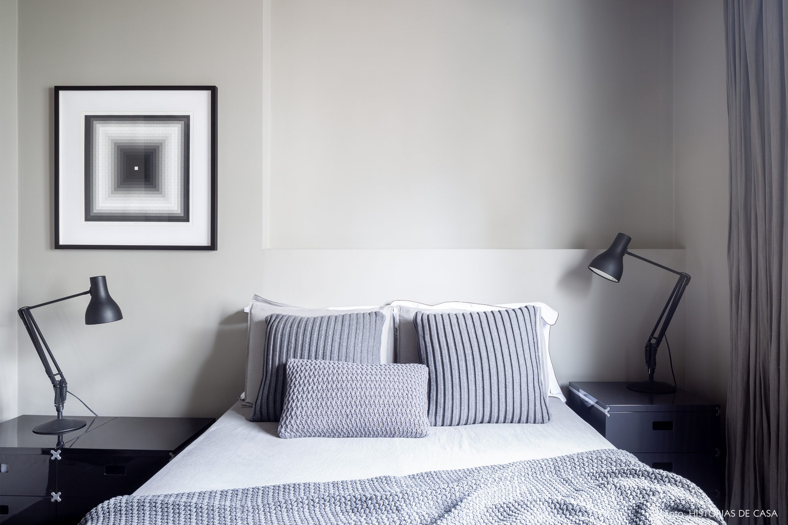 decoração quarto cinza com mesas pretas