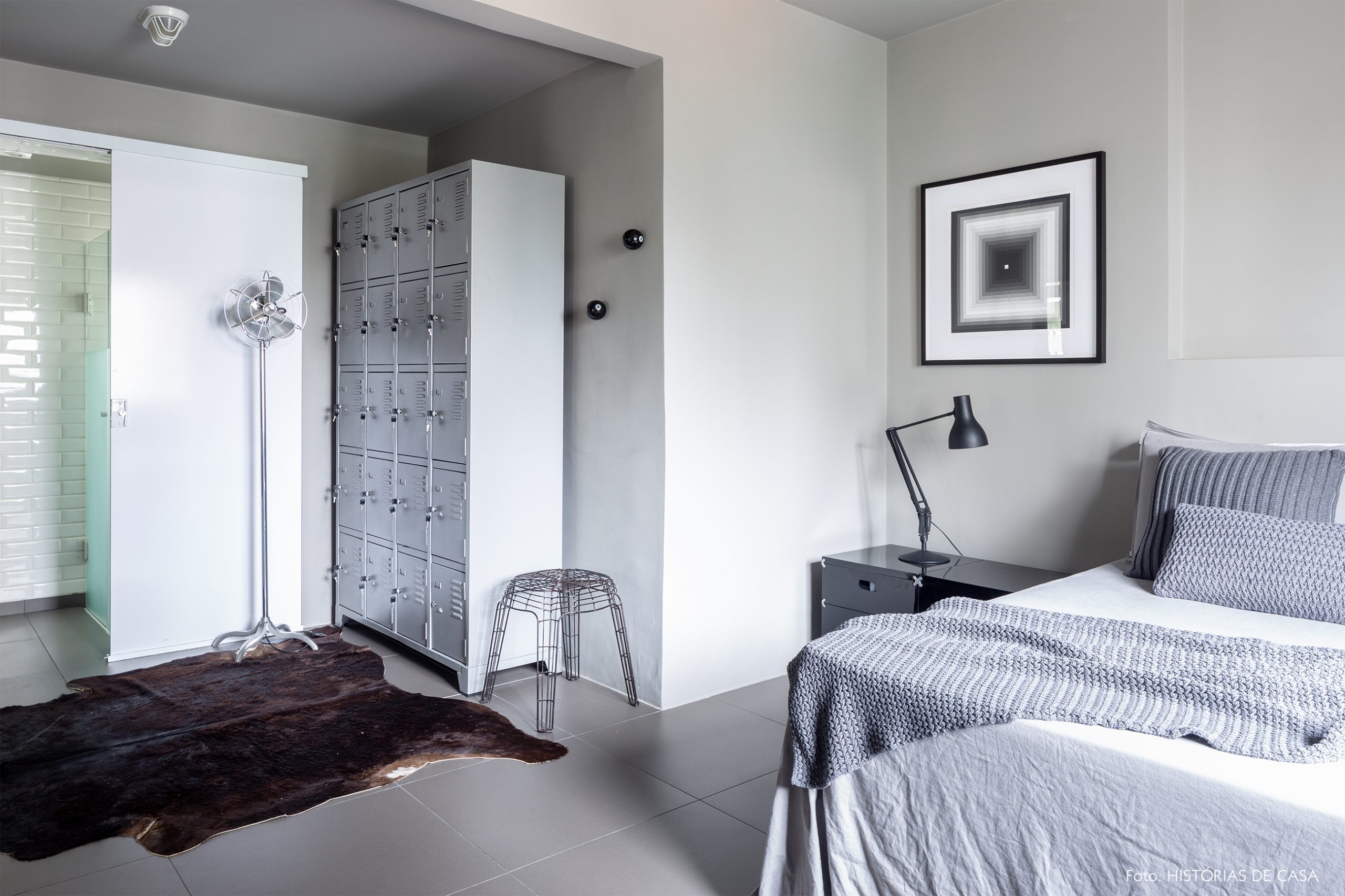 decoração suite com paredes cinzas e armario e cadeira de metal