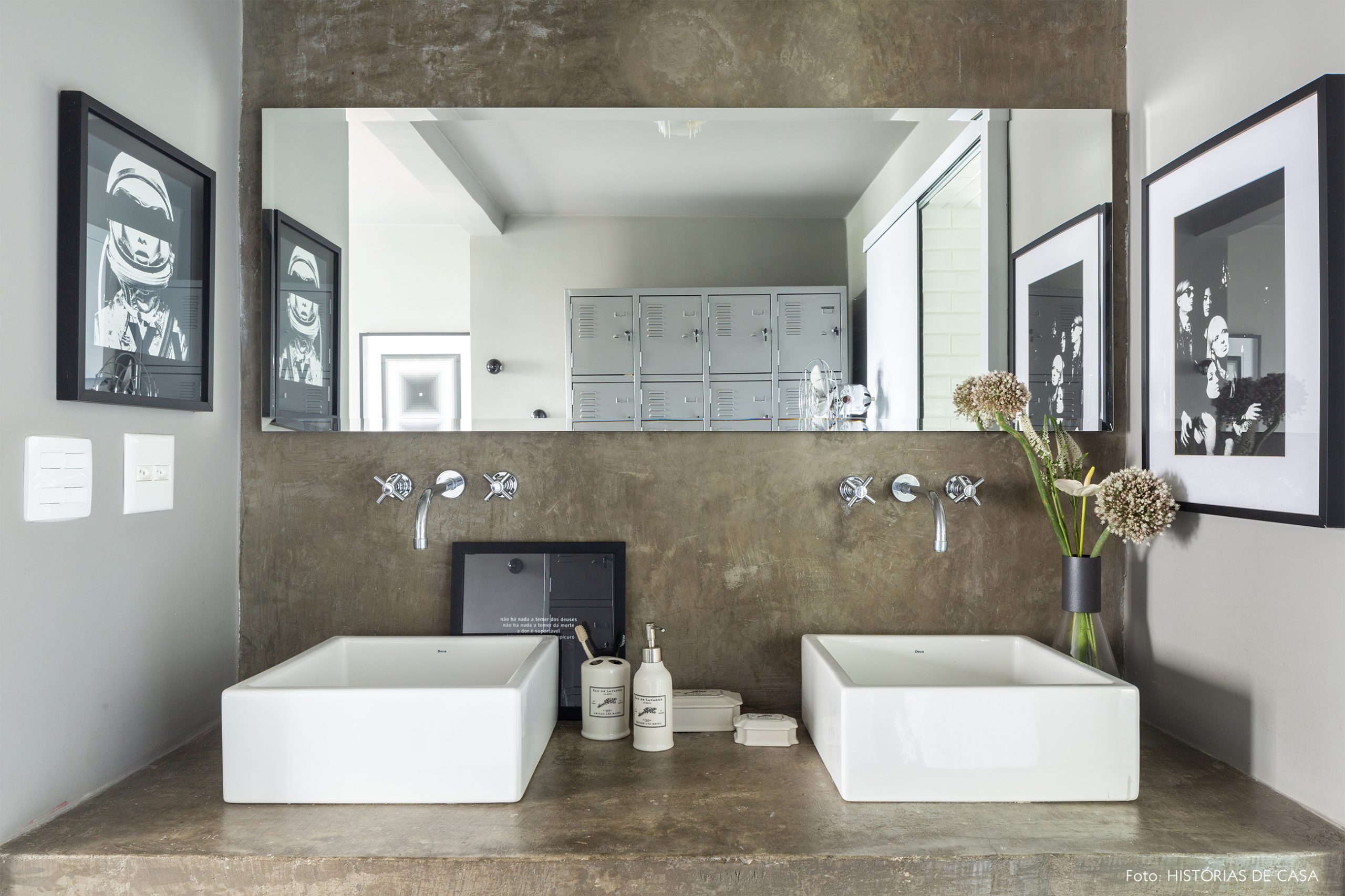 decoração banheiro com bancada e parede de cimento queimado