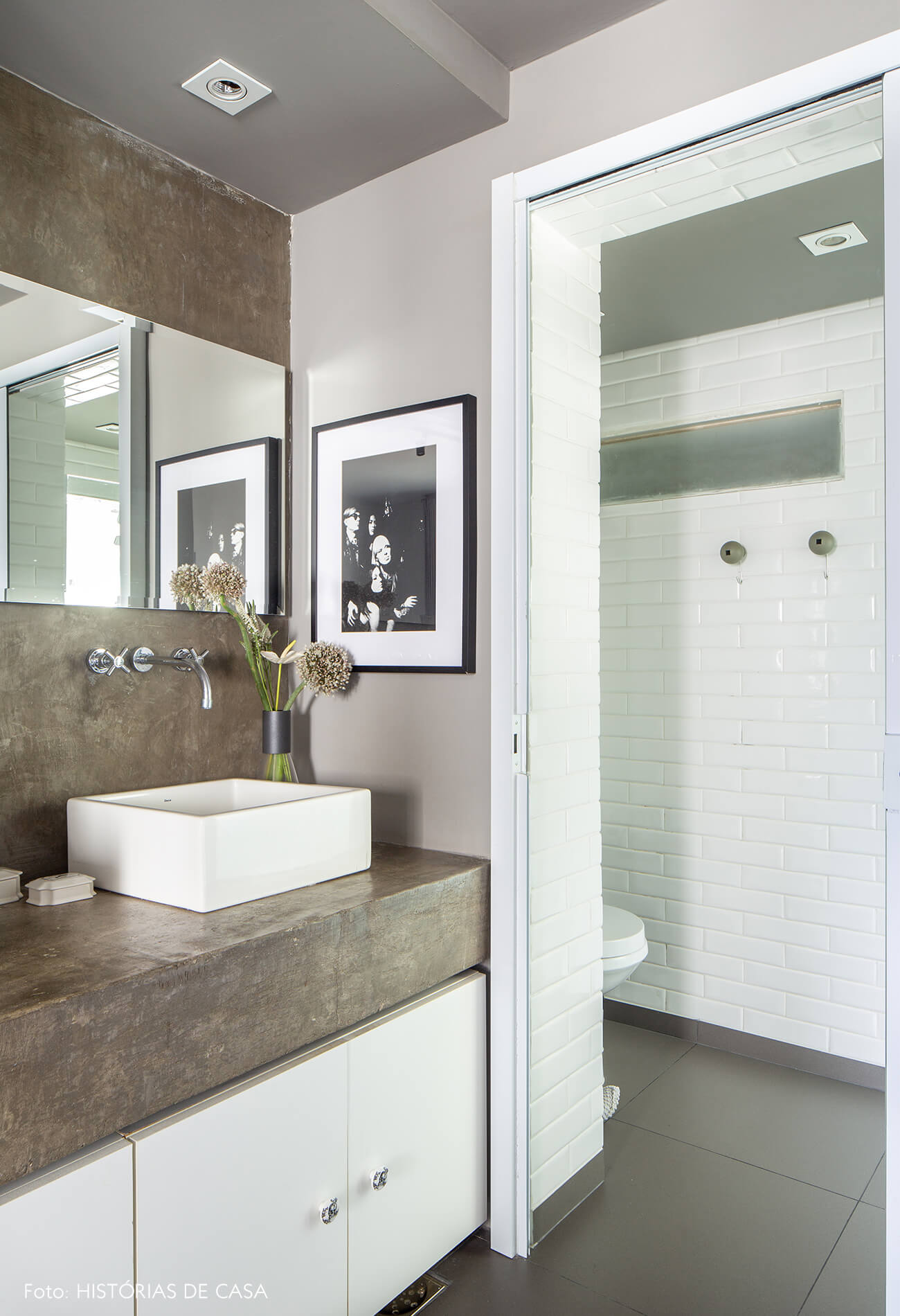 decoração banheiro com parede e bancada de cimento queimado e parede de azulejo