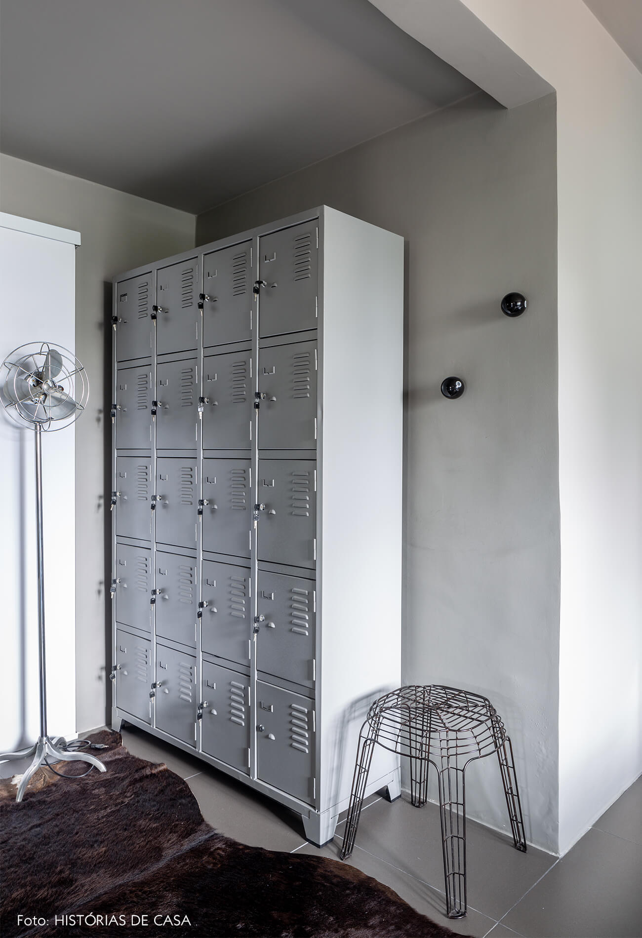 decoração quarto com parede cinza e armarios e cadeira de metal
