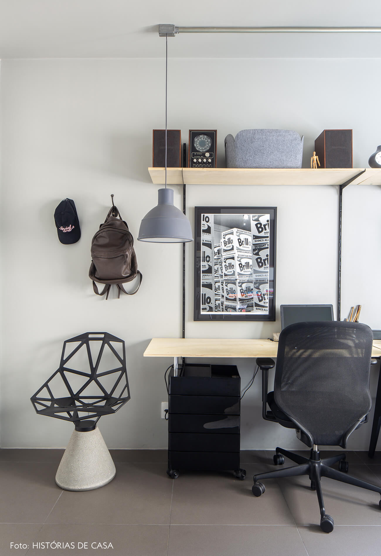 decoração escritorio com paredes cinzas e cadeira geometrica preta