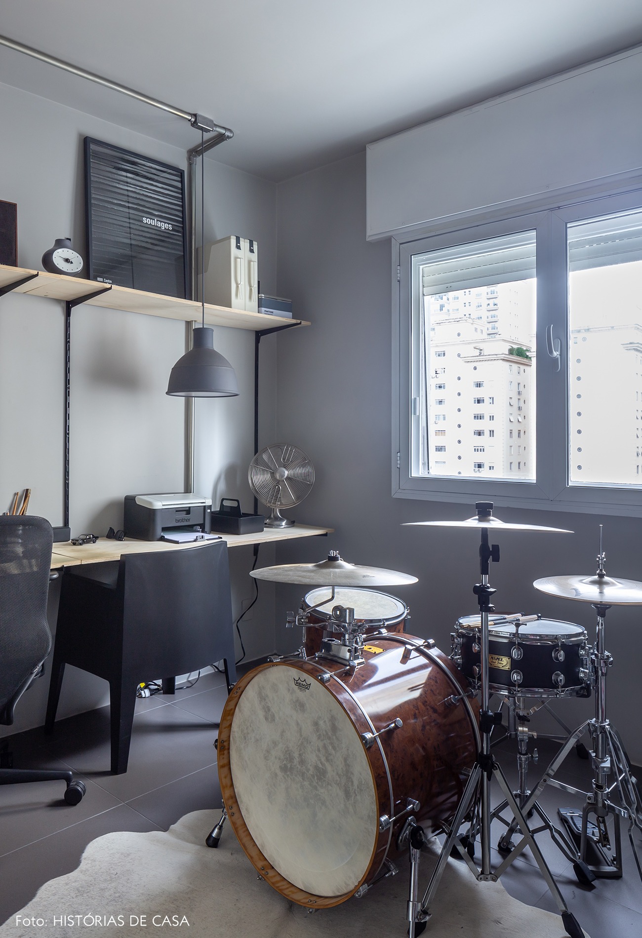 decoração escritorio com paredes cinza e bateria