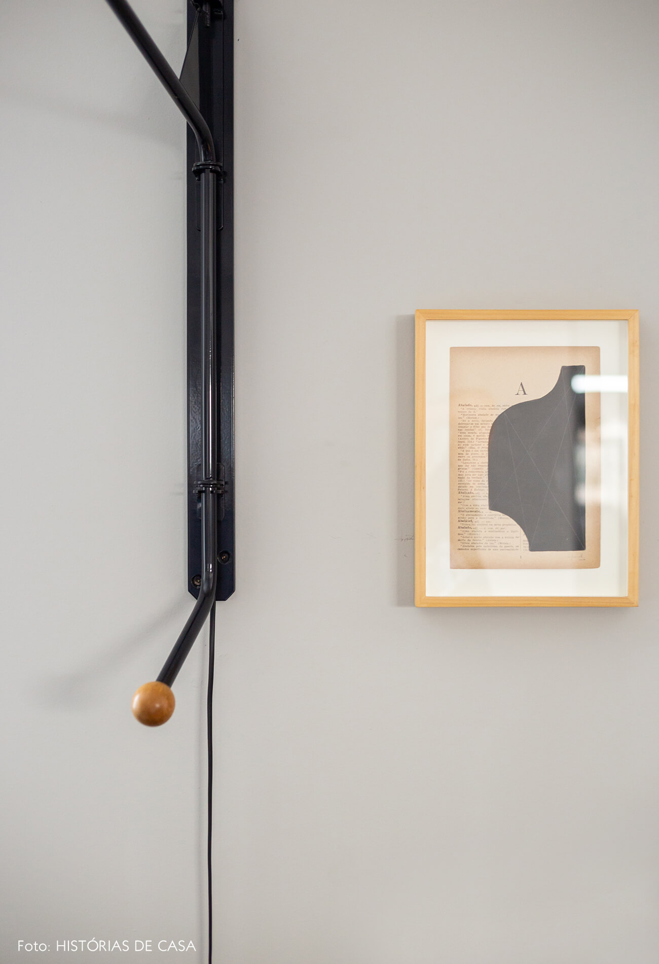 decoração detalhe de cabideiro e quadro geométrico