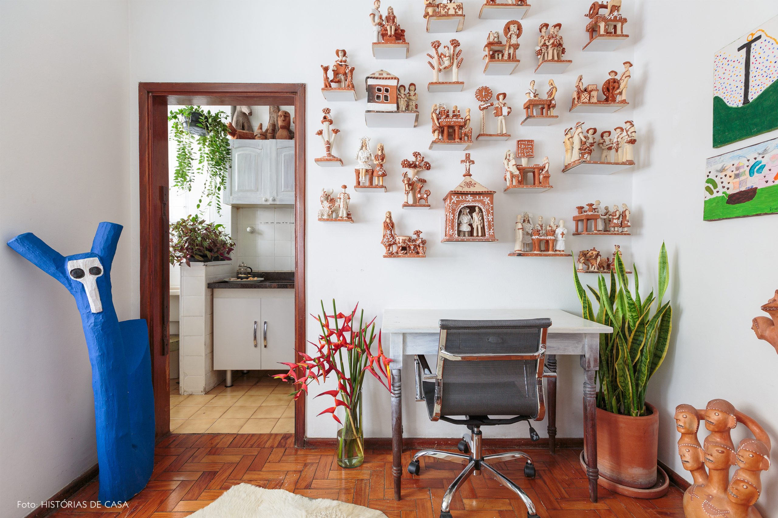decoração home office com ceramicas e objeto de madeira decorativos