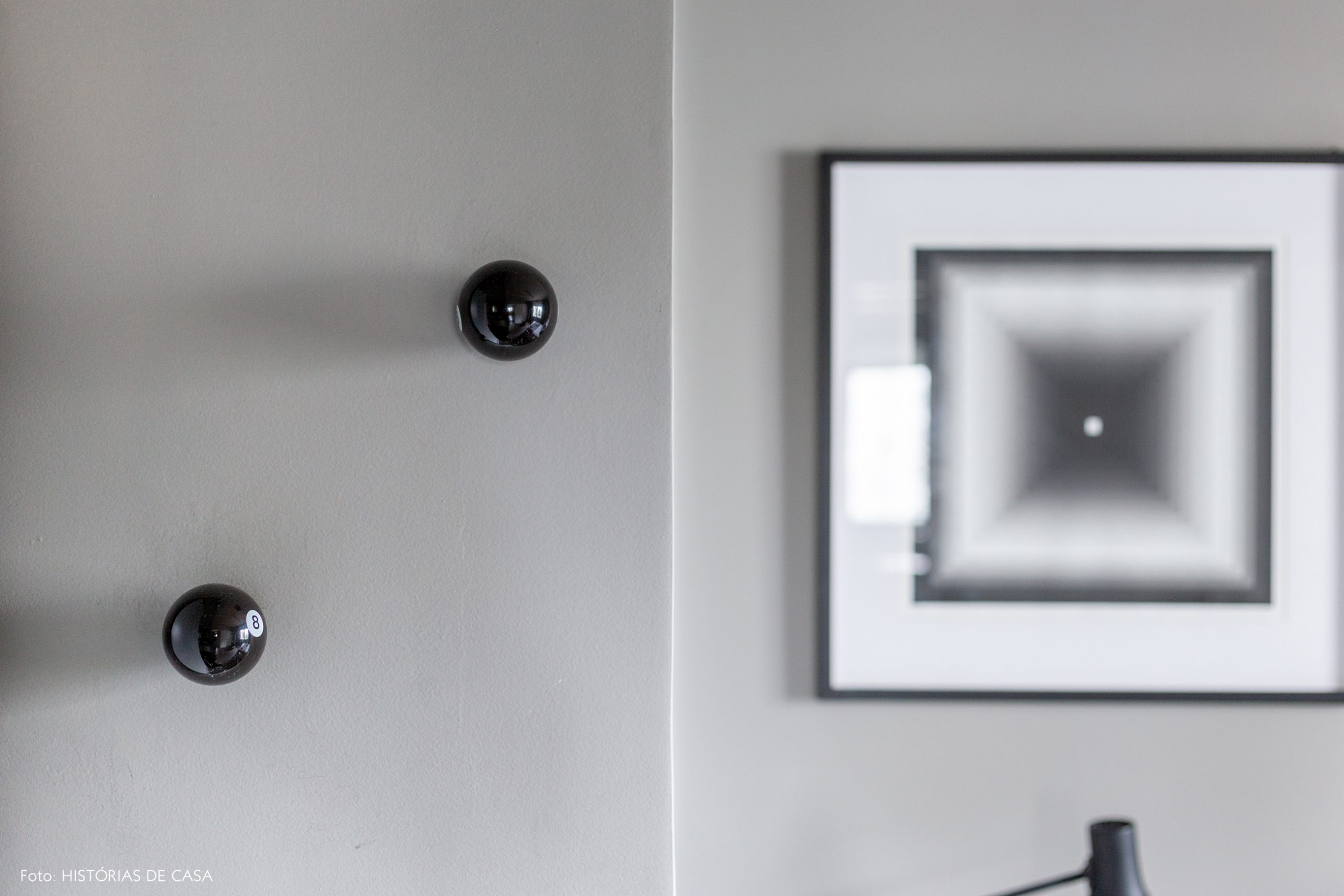 decoração quarto com parede cinza e cabideiros de sinuca