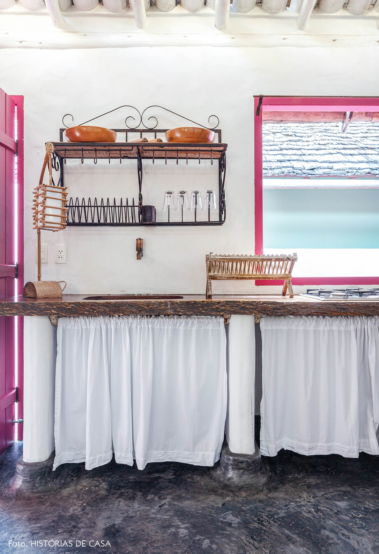 decoração Trancoso cozinha rustica com bancada de madeira e porta rosa