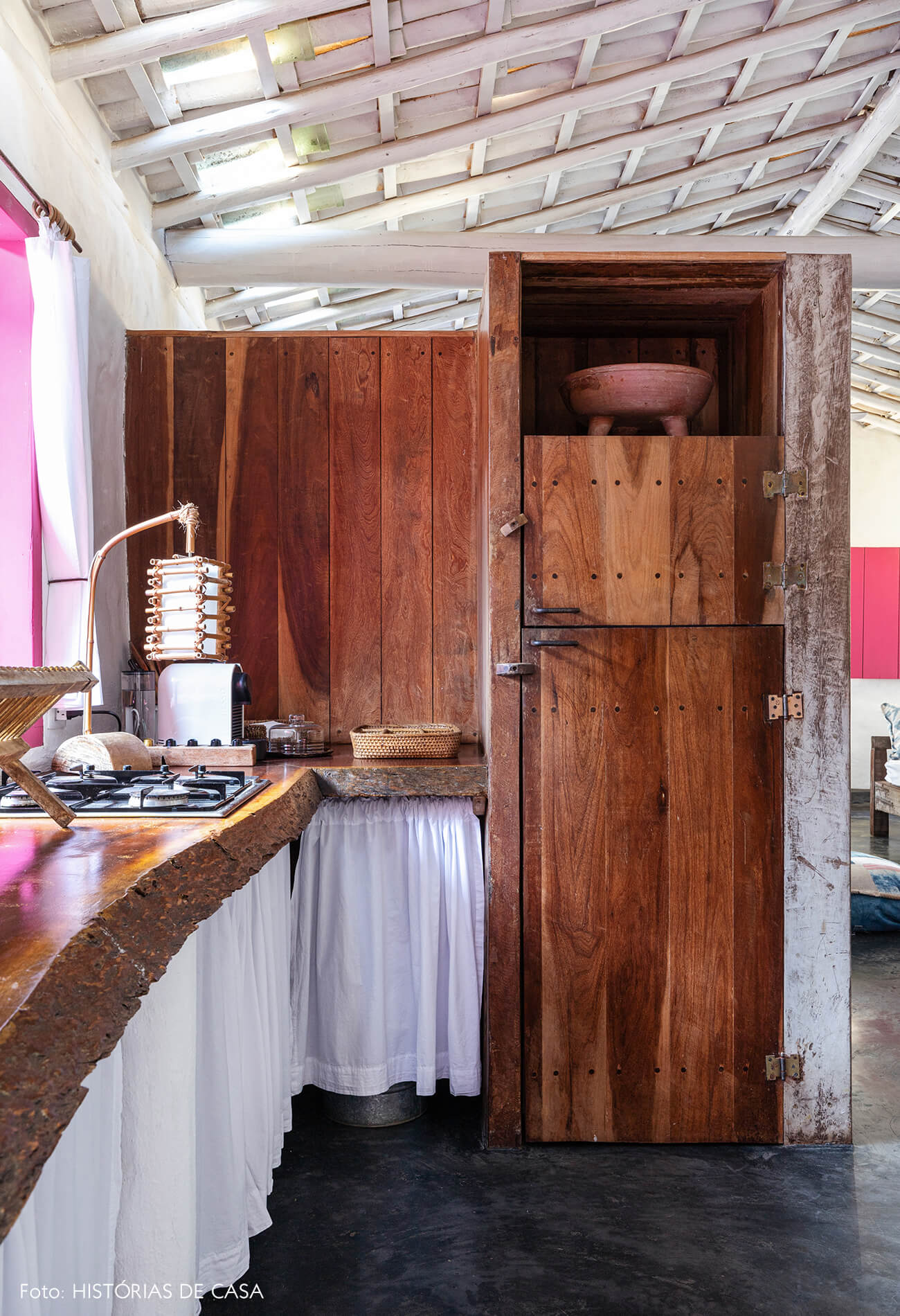 decoração Trancoso cozinha rustica com armários de madeira