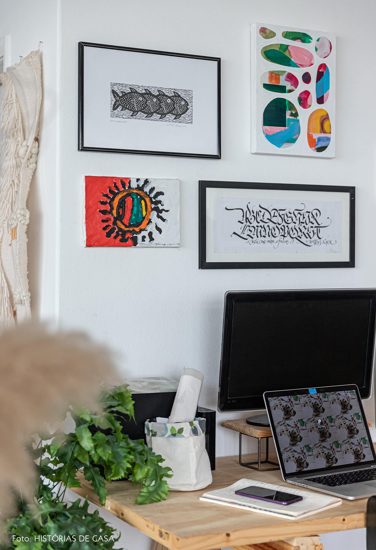 decoração home office com mesa de madeira e muitas plantas