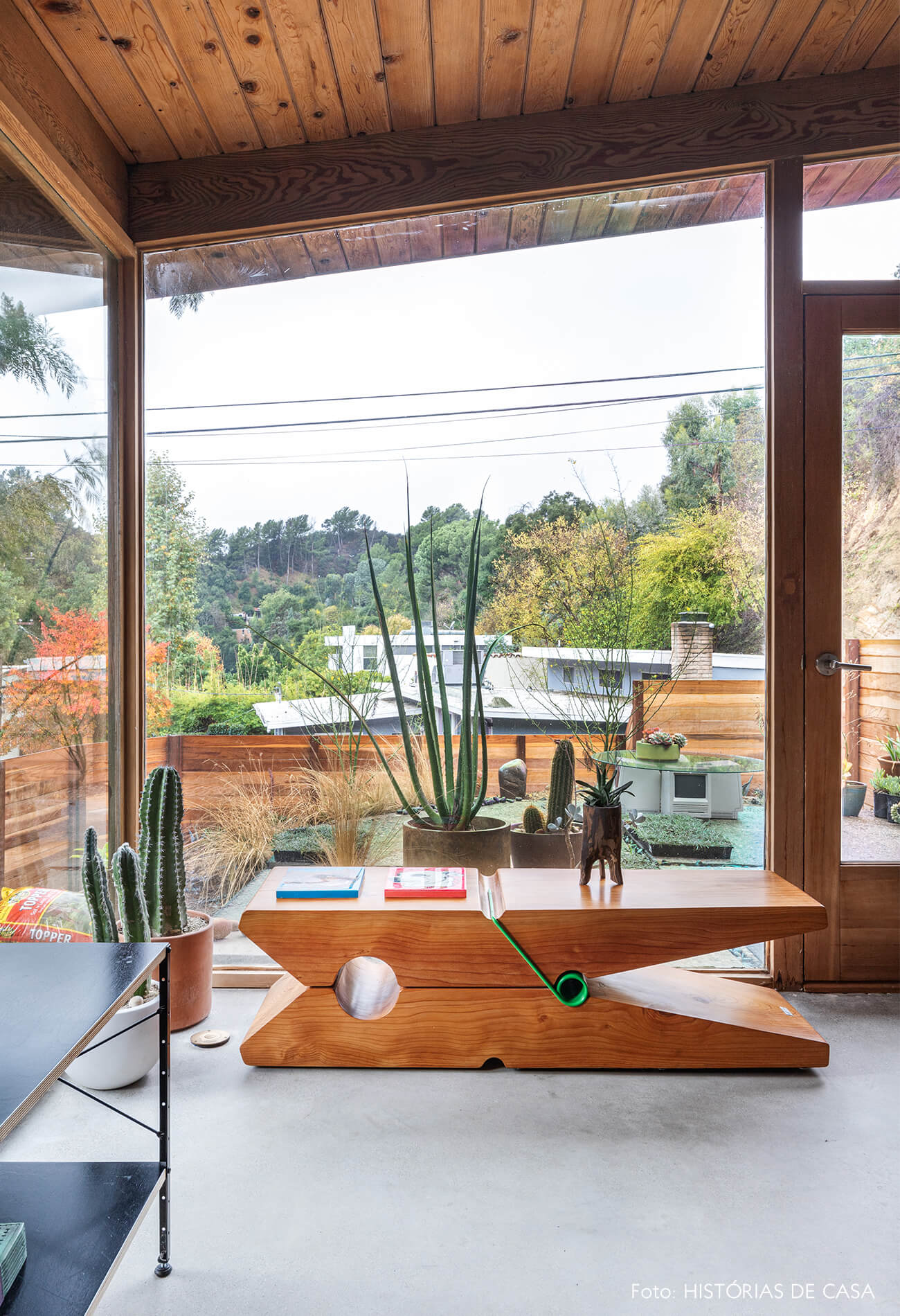 decoração casa de vidro e madeira com mesa divertida pendurador madeira