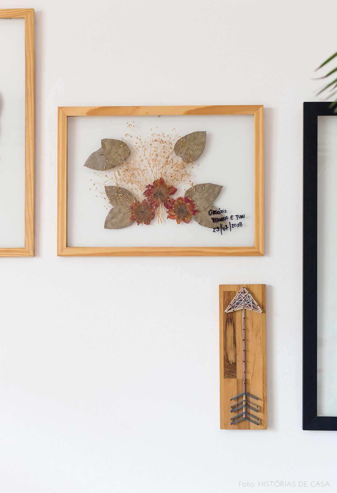 decoração quadros de folhas secas e moldura de madeira clara