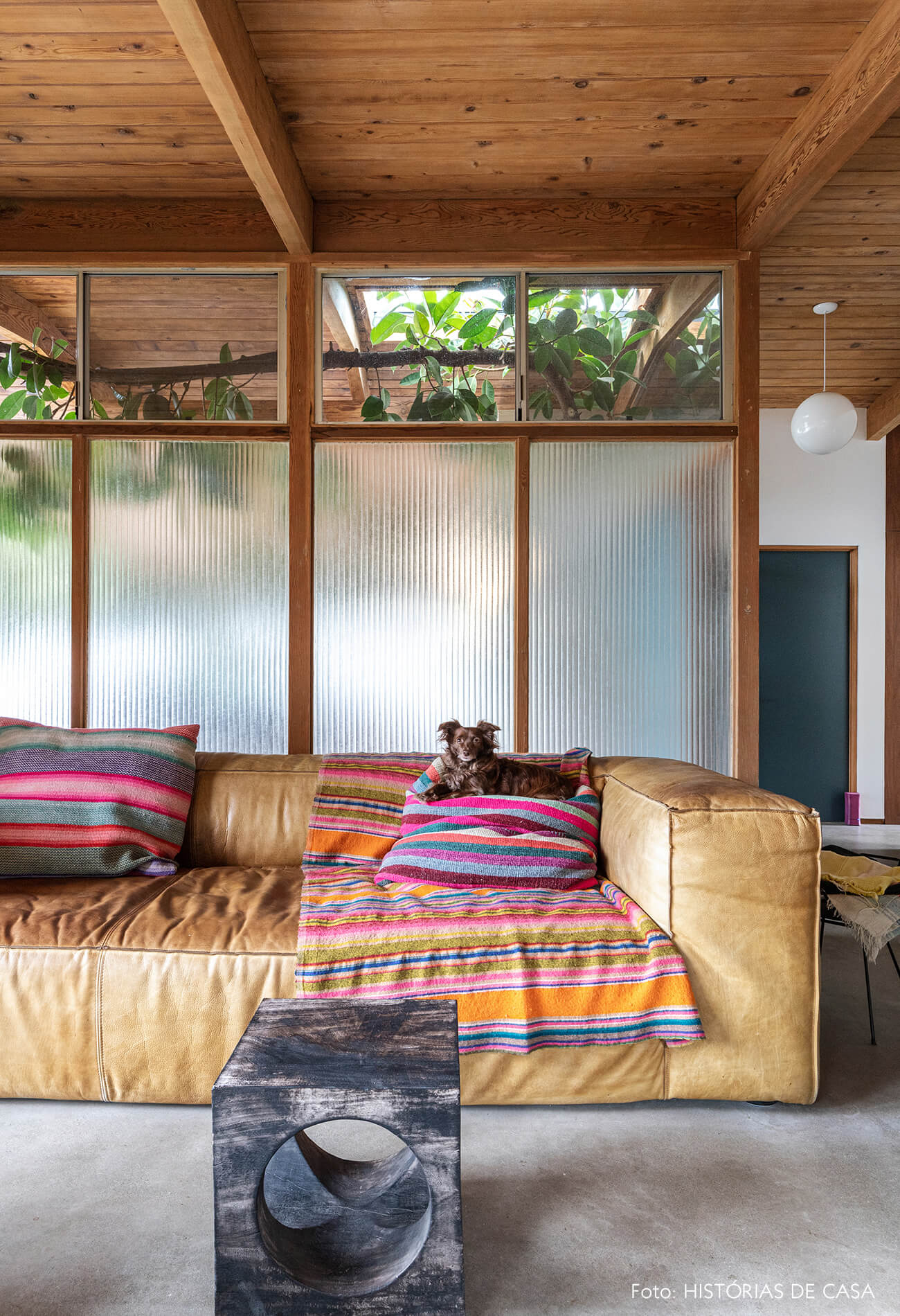 decoração casa de vidro e madeira sala com sofa de couro banco de madeira