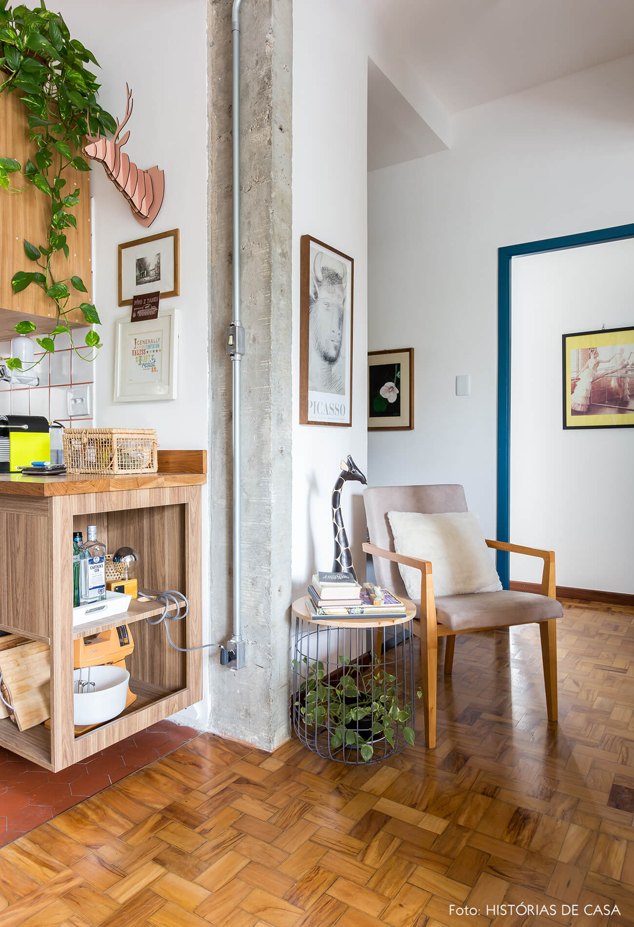 decoração sala com chao de taco e coluna de concreto poltrona clara