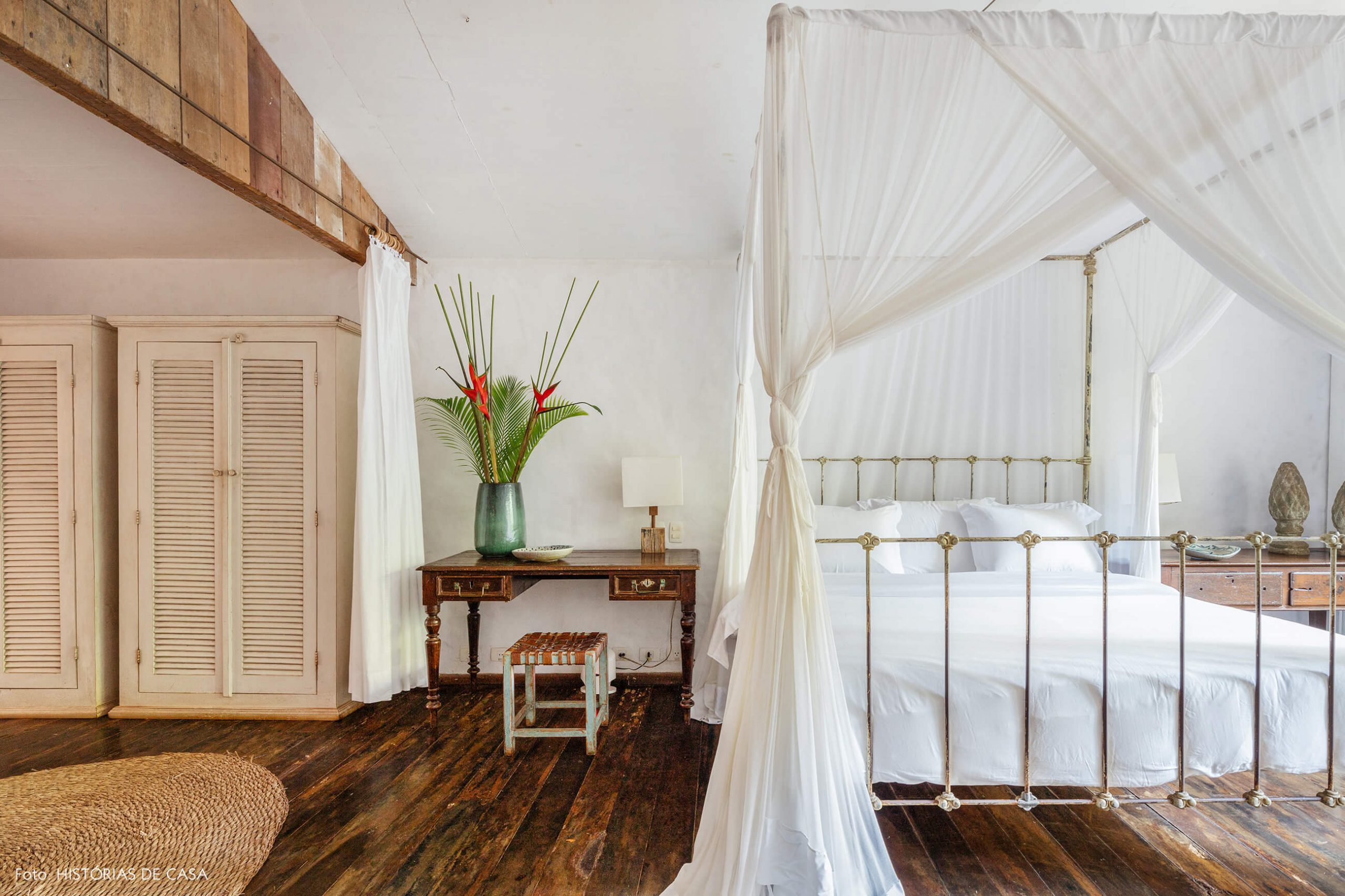 decoração Trancoso quarto com moveis de madeira e cama com tenda branca
